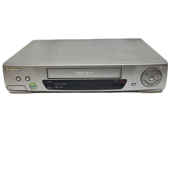 NV-H220G :◎1枚目の商品画像はサンプル画像です。実際に届く商品と異なります。◎当社運営の複数のショッピングサイトでも同時掲載されております為、ご注文の段階でタイミングによっては在庫がない場合もございます。 天板全体やフロントパネルはきれいで全体的に使用感の少ない美品★正常に動作することを確認しました。★すぐにご利用いただけます。【付属品】本体、リモコン、電源コードのセットになります。★外箱、映像・音声コード、同軸ケーブル、説明書は欠品していますが、説明書はメーカーホームページからダウンロードしていただけます。【状態】★本体の前部に若干のスレがございますが、天板全体やフロントパネルはきれいで全体的に使用感の少ない美品になります。★あくまでも中古品なので若干の傷、汚れ等はご了承下さい。★詳細は写真をご覧ください。ご安心してご利用いただけます。 【★十分な検品をして出品しておりますが、万が一商品に不具合がありましたら、★その際は、評価前にメールにてご連絡くださいませ。★評価・フィードバックでのクレームで ※沖縄・離島へのお届けの場合、別途送料が発生する可能性がございますので、事前にご連絡ください。