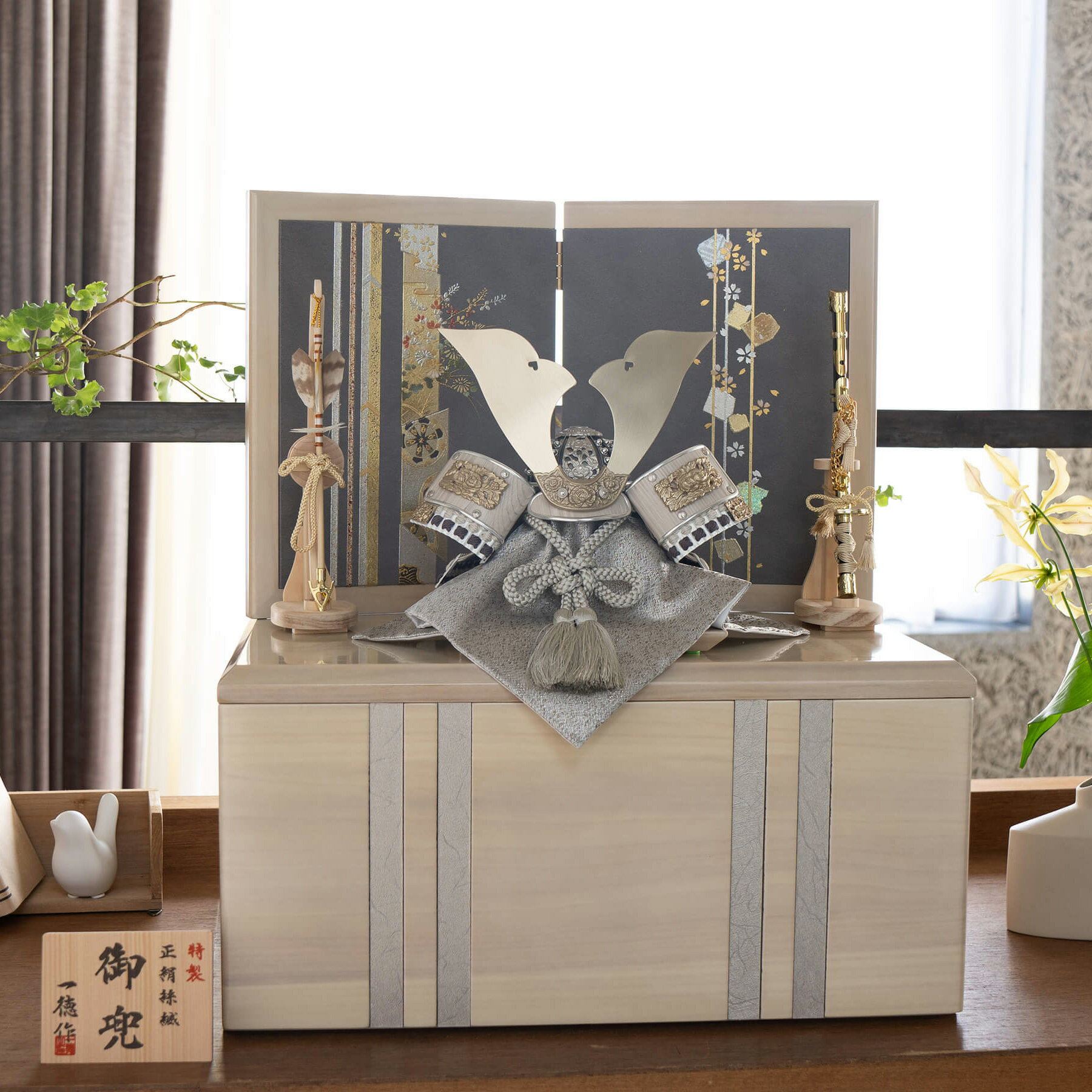 【選べる名前札プレゼント】五月人形 兜 コンパクト おしゃれ モダン 人気 インテリア 高級 あずさ収納飾り 白グレー 8号 一徳作 グレー 名入れ 木札付き ...