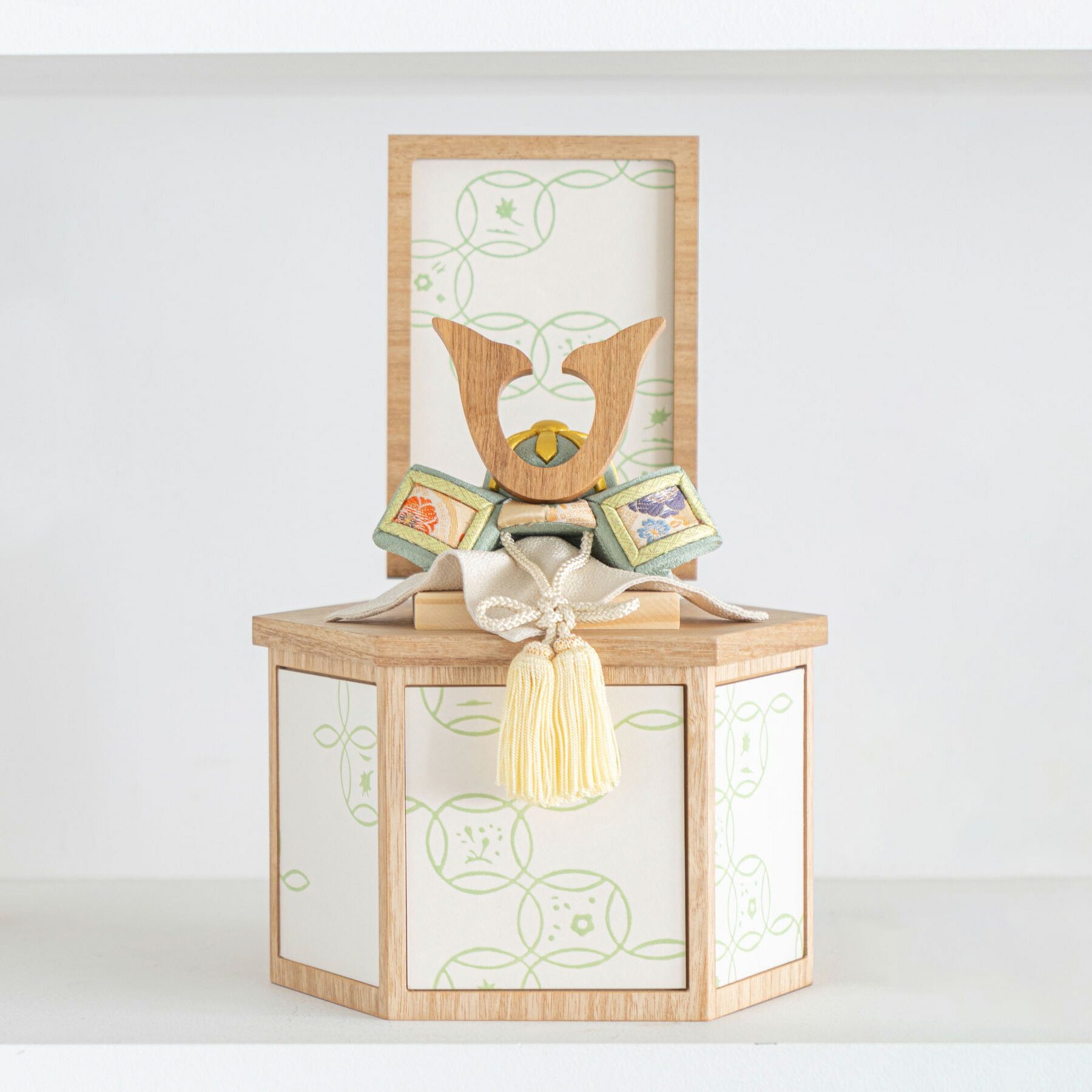 【選べる名前札プレゼント】五月人形 兜 コンパクト おしゃれ モダン 木 人気 インテリア 木製 高級 収納飾り 葵 木目込み兜飾り 一秀 名入れ 木札付き 日本製