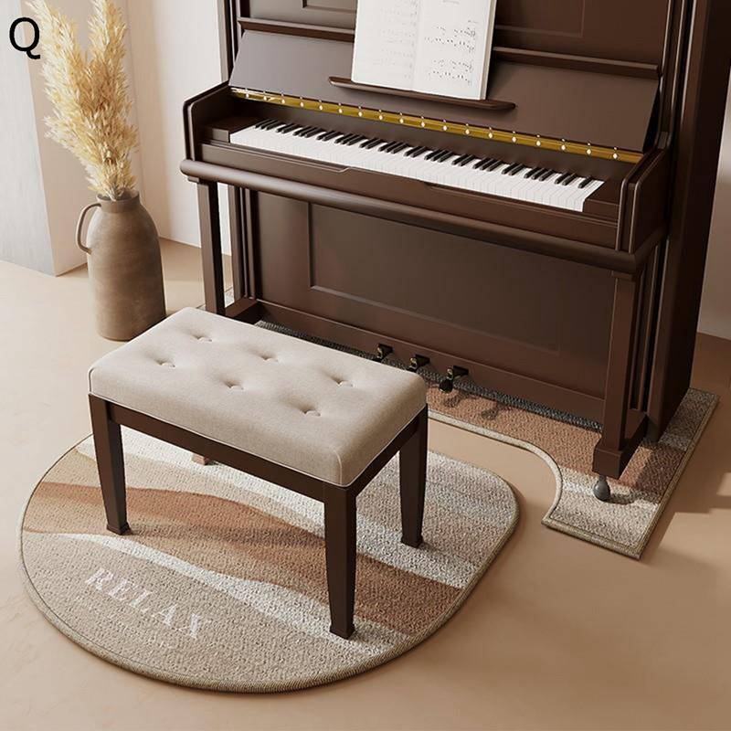 　　　 ◆◇◆人気の秘密◆◇◆ 【防音カーペットセット】：脱落しないポリエステル生地で作られたこのピアノラグマットは、NM吸音材と滑り止めの裏地が底にあり、縁は縫い目技術で洗えます。 【滑り止めの安定性】床を引っかき傷から保護します。椅子やキャスターが引っ掛からないようにします。それはあなたのオフィスチェアキャスターが日常の仕事をするときに簡単に動くことを可能にしますが、制御された回転を維持するのに十分なグリップを持っているので、椅子は滑らず、脚の疲労のリスクを減らすのに役立ちます。 【騒音を軽減、傷防止デスク チェアマット】キャスターの動きのノイズを効果的に吸収・低減し、床を保護する新タイプの素材カーペットチェアマット。 【キズ防止】床を保護します。クッションが滑らないようにします。椅子を動かしても床を傷つけず、騒音低減効果に優れています。タイル、ラミネート、広葉樹など、すべての硬い床面用に設計されています。 【機能】防音、防炎、制電 電子ピアノ専用の防音マットです。電子ピアノを設置する床面に敷くことで振動を軽減します。防湿/耐摩耗性/変形しにくい/退色しない/ほこりがない/柔軟性/フラットエッジ/糸くずがない/洗濯機で洗える。 　　　◆◇◆注意事項◆◇◆ご覧のモニターの環境、撮影環境により実物と色味が異なって見える場合がございます。湿った状態で他のものと擦り合わせると色が移る恐れがあります。濃色品の洗濯時は、白色、淡色と分けて洗ってください。説明 ◆◆◆ご来店ありがとうございます◆◆◆ 【心地良い柔らかい素材】 ・材質:ポリエステル。バスマットはマイクロファイバーを採用して、肌触りが更に柔らかいです。 ・そして、極細の繊維を使用してから毛を落ちにくいですが、踏み心地が快適です。 【安心の滑り止め設計】 ・軽量、そして丁度良いサイズで、持ち運びも収納もとても簡単です。表面処理により、防滑性能はより大きく進化しました。 ・お年寄りと子供も安心に利用できます。そして、柔らかな滑り止めにより、お気に入りの床を擦り傷から保護されることができます。 【抗菌消臭機能】 ・抗菌加工であり、カビ及び虫に対する抵抗性を持ちます。 ・高い抗菌効果で、雑菌の繁殖や臭いを抑制し、マットを清潔に保ちます。 【豊富な仕様バリエーション】 ・お部屋に合わせてお選びいただける多様なサイズ。 和室や客間、リビング、ダイニングなどの人が集まる空間や、寝室、書斎、プライベー トルームといった落ち着きを演出する空間など、どのお部屋にもぴったりです。 ・ご自宅の装飾品として或いは友達や同僚へのプレゼントとしても非常に適しています！ 【ご注意】 ※マットの破損を防ぐために必ず洗濯ネット袋に入れて洗濯してください。 ※［丸巻き］または［折りたたみ］の状態でお届けいたします。開梱時は折りジワが残る場合は、1〜2週間にほぐすると徐々に消えていきます、ご了承ください。 ※当社の製品に何かご質問がありましたら、ご遠慮なく、お気軽に当店までご連絡ください。