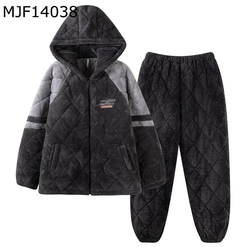 　　　 ◆◇◆人気の秘密◆◇◆ 【サイズ推薦体重】L：50-65kg、XL：65-75kg、2XL：75-85kg、3XL：85-95kg 【三重構造】暖かい三層ポリエステル生地を使用しているので、柔らかな肌触り ＆ 厚手なので寒い季節もあったか快適ルームウェアです。寒さが苦手な方におすすめます。 【優れた保温性】表面の暖かいポリエステル生地は、肌触りが細かく、厳冬を防ぎます。中間層の蓄熱繊維、熱を保持して保温して、熱量の流失を防止します。裹地の短い毛の絨、急速に暖かくなって、柔らかくて毛が落ちません。 【着脱簡単】人気の前開きタイプのため、着脱が簡単で便利です。上着にポケットがあり、こんなに寒い冬はポケットに手を入れると、幸せ感100%！ 【贈り物】冬には不可欠なものとして、誕生日、記念日などご家族やお友達へのプレゼントにも人気だし、自分へのご褒美にもぜひ選びましょう。 　　　◆◇◆注意事項◆◇◆ご覧のモニターの環境、撮影環境により実物と色味が異なって見える場合がございます。湿った状態で他のものと擦り合わせると色が移る恐れがあります。濃色品の洗濯時は、白色、淡色と分けて洗ってください。説明 ★素材：ポリエステル 商品について 機械による生産のため、生地の継ぎ目の若干のズレや多少のほつれなど、形やサイズに多少の誤差が生じる場合や他繊維が混紡している場合もございますが、品質上の問題はございませんので、予めご理解下さいますようお願い致します。 商品によって素材の性質上、製造過程において染料などの特有の匂いが多少強く感じられるものもございますが、数日のご使用や陰干しなどで、ほとんど匂いは感じられなくなりますので、ご安心ください 発送上の状態によって商品がシワになる場合がございます。予めご了承くださいませ。