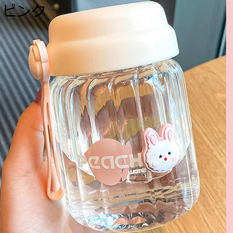 　　　 ◆◇◆人気の秘密◆◇◆ 【たっぷり380ml】380ml飲用容量で。高さがないので倒れにくく、お子さんが使うのにもおすすめです。 【高品質】ホウケイ酸ガラスは熱膨張係数が非常に低いことで知られており、他の一般的なガラスよりも熱衝撃に強いです。 【持ち運びに便利】取って付きのBPAフリーウォーターボトルは、透明のボトル本体を備えており、毎日の水の消費量を追跡し、健康的なライフスタイルを維持するのに役立ちます。手にフィットするスリムな本体は持ちやすさだけでなく、バッグにいれても場所をとりません。 オフィス使いにもお出かけにも便利な水筒です。キャンプ用だけではなく、室内も兼用！ 【漏れ防止】高い密封性設計で、漏れ防止のキャップが付いています.鞄に入れて横にして持ち運んでも大丈夫です.片手で開けてゴクゴク飲めます. 【適用】クリスマス、バレンタインデー、クリスマス、イースター、誕生日、母の日、感謝祭の日に最適なギフトです。 　　　◆◇◆注意事項◆◇◆ご覧のモニターの環境、撮影環境により実物と色味が異なって見える場合がございます。湿った状態で他のものと擦り合わせると色が移る恐れがあります。濃色品の洗濯時は、白色、淡色と分けて洗ってください。説明 【製品仕様】 製品名：ウォーターボトル 容量：380ML 素材：ガラス 素材：PC / PP / 耐熱性：0-100℃ ■適用性：軽くて持ちやすい水筒で、通勤、通学、収納、ショッピング、ビジネス、国内、出張。あるいは、夏でも冬でも季節を問わずお使いいただけ、プレゼントにもおすすめです。 【特徴】 -高品質の高硼珪酸ガラス（環境にやさしい健康的な素材、ビスフェノールA (BPA) や鉛を含まず、異味なく、安心してご使用いただけます）硬質かつ耐熱性を備え、高品質な水筒であります。 -非常に軽くてシンプルなデザイン、使いやすい。ボトルに取っ手つき、持ち運びやすいです。 -密封性を高めた漏れない蓋を使用し、持ち運びに便利で安心です。スポーツやヨガ、ジム、学校、オフィスまでお出かけに便利なウォーターボトルです。 【ご注意】 ▽海外出荷なので、ご注文承り後、通常は7日-14日でお届け出来ます。ご了承ください。 ▽何かの質問があれば、ご遠慮なくメールにてお問い合わせください。弊店はご要望に応じられるよう最善を尽くしますから、ご安心くださいませ。
