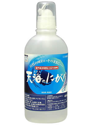 商品説明 「天海のにがり」は、室戸の海洋深層水を100%使用したにがり水です。ご飯や味噌汁、漬物、煮物などに数滴加えるとひと味ちがうコクとまろやかさが出ます。素材の持つ旨みや甘味を引き立ててくれます。 お召し上がり方 ダイエットに200ccのお水に「天海のにがり」を5ccいれ、よくかき混ぜて、1日1杯を目安にお召し上がり下さい。 ご飯、味噌汁など お 米3合に「天海のにがり」10〜30mlを目安に使用するとご飯はふっくらつやつやに。普段の食事で簡単にマグネシウム補給ができる優れものです。味噌汁 4人前に対して「天海のにがり」約20mlを入れるだけで、コクと旨みのある美味しい味噌汁が出来ます。味噌を添加するときに入れ、よくかき混ぜてくださ い。 鶏唐揚げ お肉の下ごしらえに数滴加えるとジューシーに。 その他 もちろん市販の無調整豆乳に加えて豆腐づくりが楽しめます。目安として、無調整豆乳200mlに対して「天海のにがり」を10〜12mlを加え、かるくかき混ぜた後、フタをして蒸し器にて蒸してください。 原材料名 室戸海洋深層水100%、 （粗製海水塩化マグネシウム） 栄養成分表示 (100mlあたり) マグネシウム 950mg、 ナトリウム 330mg、 カリウム 290mg、 カルシウム 1-2mg 内容量 450ml メーカー 赤穂化成 広告文責 有限会社起福 TEL：072-626-3009 区分 日本製・健康補助食品　