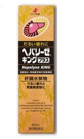 【商品説明】 明日に残せない。 肝臓水解物を300mgに増量！ 増量したショウキョウとケイヒにより弱った胃腸をしっかり改善します。 【効能・効果】 滋養強壮，胃腸障害・栄養障害・病中病後・肉体疲労・発熱性消耗性疾患・妊娠授乳期などの場合の栄養補給， 虚弱体質 【用法・用量】 成人（15才以上）1回1瓶（50mL）を，1日1回服用してください。なお，15才未満は服用しないでください。 ●用法関連注意 用法・用量を守ってください。 【成分】1瓶(50mL)中 肝臓水解物300mg,コンドロイチン硫酸エステルナトリウム200mg,ジクロロ酢酸ジイソプロピルアミン20mg,ゴミシ エキス(ゴミシ300mgに相当)54mg,イカリ草流エキス(イカリソウ100mgに相当)0.1ml,ケイヒ流エキス(ケイヒ100mg に相当)0.1ml,ジオウエキス(ジオウ250mgに相当)50mg,ショウキョウ流エキス(ショウキョウ1000mgに相当)1ml,セ イヨウサンザシエキス(セイヨウサンザシ100mgに相当)25mg,ローヤルゼリー100mg,タウリン1000mg,ビタミンB2リ ン酸エステル10mg,ビタミンB6　10mg,ニコチン酸アミド30mg,無水カフェイン50mg 添加物：クエン酸Na水和物，白糖，エリスリトール，還元麦芽糖水アメ，アセスルファムK，カラメル，安息香 酸Na，ブチルパラベン，香料，エタノール，エチルバニリン，バニリン，l-メントール、プロピレングリコー ル，pH調節剤2成分　（アルコール0.3ml以下） 【内容量】50ml 【注意事項】 ■相談すること 1．服用後，次の症状があらわれた場合は副作用の可能性があるので，直ちに服用を中止し，この製品を持って 医師，薬剤師又は登録販売者に相談してください ［関係部位：症状］ 皮膚：発疹 消化器：胸やけ，吐き気，下痢 2．しばらく服用しても症状がよくならない場合は服用を中止し，この製品を持って医師，薬剤師又は登録販売者 に相談してください ●保管及び取扱上の注意 （1）直射日光の当たらない涼しい所に保管してください。 （2）小児の手のとどかない所に保管してください。 （3）本剤はまれに混濁することがありますが，薬効には変わりありません。 （4）使用期限を過ぎた製品は服用しないでください。 【メーカー】 ゼリア新薬工業（株） 東京都中央区日本橋小舟町10-11 お客様相談室：03-3661-2080 受付時間：9：00〜17：50（土・日・祝日を除く） 【広告文責】 有限会社起福 登録販売者：木村宜由 TEL：072-626-3399 【区分】 日本製・第2類医薬品　