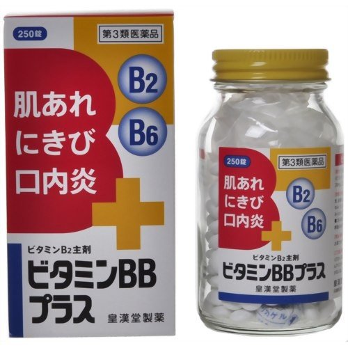 【医薬品の使用期限】 使用期限180日以上の商品を販売しております 商品詳細 体内で吸収されやすい補酵素型のビタミンB2リン酸エステルを主成分とし、さらにビタミンB6、ビタミンB1、ニコチン酸アミド、パントテン酸カルシウムの4種類のビタミンB群を配合した製品です。 ビタミンB2は皮膚の皮脂腺の働きを調節します。さらに、ビタミンB6はビタミンB2と働き合って皮膚の新陳代謝をよくし、またニコチン酸アミド、パントテン酸カルシウムと共に皮膚や粘膜の症状を正常化する働きがあります。 成分・分量・用法 成分・分量 1日量（2錠）中 ビタミンB2リン酸エステル（リボフラビンリン酸エステルナトリウム）・・・38mg ビタミンB6（ピリドキシン塩酸塩）・・・50mg ビタミンB1硝酸塩（チアミン硝化物）・・・20mg ニコチン酸アミド・・・40mg パントテン酸カルシウム・・・20mg 添加物として、乳糖水和物、セルロース、ヒドロキシプロピルセルロース、無水ケイ酸、乳酸カルシウム水和物、ヒプロメロース、白糖、タルク、酸化チタン、アラビアゴム、ポビドン、カルナウバロウ、ステアリン酸マグネシウムを含有します。 ＜成分・分量に関する注意＞ 本剤の服用により尿が黄色くなることがありますが、ビタミンB2リン酸エステルによるものですので心配ありません。 用法及び用量 ＜用法・用量＞ 次の1回量を朝夕食後に水またはお湯でかまずに服用してください。 成人（15歳以上）・・・1回量1錠、1日服用回数2回 15歳未満の小児・・・服用しないこと ＜用法・用量に関する注意＞ （1）定められた用法・用量を厳守してください。 剤型・形状 糖衣錠 効能 効能・効果 ○次の諸症状の緩和： 口角炎、口唇炎、口内炎、舌炎、湿疹、皮膚炎、かぶれ、ただれ、にきび、肌あれ、赤鼻、目の充血、目のかゆみ 「ただし、これらの症状について、1ヵ月ほど使用しても改善がみられない場合は、医師または薬剤師に相談してください。」 ○次の場合のビタミンB2の補給： 肉体疲労時、妊娠・授乳期、病中病後の体力低下時 使用上の注意 使用上の注意点 1．次の人は服用しないでください。 本剤または本剤の成分によりアレルギー症状を起こしたことがある人。 使用上の相談点 1．次の人は使用前に医師、薬剤師又は登録販売者に相談してください （1）医師の治療を受けている人。 （2）薬などによりアレルギー症状を起こしたことがある人。 （3）次の症状のある人。 はげしい目の痛み （4）次の診断を受けた人。 緑内障 2．使用後、次の症状があらわれた場合は副作用の可能性があるので、直ちに使用を中止し、この文書を持って医師、薬剤師又は登録販売者に相談してください 関係部位…症状 皮膚…発疹・発赤、かゆみ 目…充血、かゆみ、はれ 3．次の場合は使用を中止し、この文書を持って医師、薬剤師又は登録販売者に相談してください （1）目のかすみが改善されない場合。 （2）2週間位使用しても症状がよくならない場合。 保管および取扱上の注意点 （1）直射日光の当たらない湿気の少ない涼しい所に密栓して保管してください。 （2）小児の手の届かない所に保管してください。 （3）誤用をさけ、品質を保持するために他の容器に入れかえないでください。 （4）湿気により錠剤表面が変色することがありますので、ぬれた手で触れないでください。 （5）ビンの中の詰め物は、輸送中の錠剤の破損を防止するために入れてありますので、フタをあけた後は捨ててください。 （6）箱およびビンの「開封年月日」記入欄に、開封した日付を記入し、ビンをこの文書とともに箱に入れたまま保管してください。 （7）一度開封した後は、品質保持の点から6ヵ月以内に服用してください。なお使用期限を過ぎた製品は服用しないでください。 その他 製品お問い合わせ先 皇漢堂製薬株式会社　お客様相談窓口 0120-023520 兵庫県尼崎市長洲本通2丁目8番27号 商品サイズ 高さ105mm×幅56mm×奥行き56mm 広告文責 株式会社マイドラ 登録販売者：林　叔明 電話番号：03-3882-7477