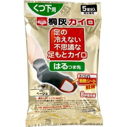 ブランド：足の冷えない不思議な足もとカイロ製造販売元 桐灰化学内容量：10個 (5足分)カラー：ベージュJANコード：　4901548162884「足の冷えない不思議な足もとカイロ はるつま先 ベージュ 5足分」は、くつの中専用として温度調節された、くつ下に貼るカイロです。断熱シートが、熱を逃がさずしっかり温めます。パンストにも使えます。消臭剤配合。男女兼用。※桐灰『足の冷えない不思議なくつ下』の断熱技術を応用しています。使用方法●使用直前に外袋から内袋を取り出し、はく離紙をはがして、もまずにくつ下の上からつま先に貼って使う。●足にピッタリの靴で、通気性の悪い場合や温度が下がった場合は、靴をぬいで外気にふれさせる。低温やけど防止のための注意●低温やけどは、体温より高い温度の発熱体を長時間あてていると紅斑、水疱等の症状をおこすやけどのことです。なお、自覚症状をともなわないで低温やけどになる場合もありますのでご注意ください。●肌に直接貼らないでください。●就寝時は低温やけどしやすいので使用しないでください。●熱いと感じた時はすぐにはがしてください。また熱いと感じた時にはがせない状態でのご使用は避けてください。●幼児や体のご不自由な方など、自分ですぐにはがせない場合でのご使用は充分にご注意ください。●くつ以外では使用しないでください。●サンダル等空気の入りやすい履物では高温になることがありますのでご注意ください。●ジョギング等スポーツをするときには使用しないでください。●片足に同時に複数枚使用しないでください。●他の暖房器具との併用は高温になりますので使用しないでください。●皮フの弱い方は低温やけどにご注意ください。●糖尿病など、血行や温感に障害のある方はやけどのおそれがありますので、使用に際しては医師にご相談ください。●万一やけどの症状があらわれた場合はすぐに使用を中止し、医師にご相談ください。その他の注意●使用後はすぐにはがしてください。●使用後や貼り直しをするときはくつ下などを傷めないようカイロとくつ下の間に指を入れてゆっくりとはがしてください。●貼り直しを繰り返すと粘着力が弱くなります。●食べられません。口に入れないでください。間違って飲み込んだときは、うがいをして医師の診断を受けてください。●万一目に入った場合はこすらずすぐに流水で15分以上洗い流し、医師の診断を受けてください。●使用後は、市区町村の区分に従ってお捨てください。●有効期限内にご使用ください。●歩き方などには個人差があり、使用中内袋が変形して破れ、靴の中を汚すことがありますのでご注意ください。●用途以外には使用しないでください。保存方法●直射日光をさけ、涼しい所に保存してください。●幼児の手の届く所に置かないでください。製品仕様●用途：くつ専用(くつ下に貼るタイプ)●原材料名：鉄粉、水、活性炭、バーミキュライト、吸水性樹脂、塩類、消臭剤●最高温度：43度●平均温度：36度●持続時間：8時間 (30度以上を保持する時間) (くつの中での使用を想定した測定値)(カイロ工業会足元用カイロ統一試験法による測定値ですので人体にてご使用の場合は若干の差異があります。)●7cm×9cm 10個入(5足分)原産国日本お問い合わせ先桐灰化学株式会社 お客様相談室TEL：06-6392-0333広告文責株式会社マイドラ登録販売者：林　叔明電話番号：03-3882-7477