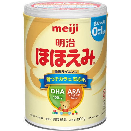 【明治ほほえみの商品詳細】 ●母乳サイエンスから生まれた粉ミルク ●アラキドン酸、DHAが母乳の範囲まで配合するなど「ほほえみ」の栄養がさらに母乳に近づきました。 ●推奨使用期間を0〜1歳のお誕生日までとしました。 ●開け閉めかんたん ●さっと溶ける 【召し上がり方】 ・消毒後、乾いた哺乳ビンに、専用スプーンを使用して必要量の「明治 ほほえみ」を正確にはかって入れます。専用スプーン1さじ(約2.7g)は出来上がり量20ml分です。 ・煮沸後冷ましたお湯(70度以上)を、できあがり量の2／3ほどまで入れ、ミルクが飛び散らないよう、乳首とカバーを付け、円を描くようによく振って溶かします。 *哺乳瓶が熱くなるのでやけどをしないよう十分ご注意ください。 ・できあがり量まで煮沸後のお湯、または煮沸後の湯冷ましを足します。 ・乳首とカバーを付けて軽く振り、水に浸すなどして冷ましてください。 必ず体温くらいまでさめている事を確認してから飲ませてあげてください。 【品名・名称】 調製粉乳 【明治ほほえみの原材料】 乳糖(アメリカ製造)、調整食用油脂(豚脂分別油、大豆白絞油、パーム核油、精製魚油、アラキドン酸含有油脂)、乳清たんぱく質、カルシウムカゼイネート、フラクトオリゴ糖、バターミルク、デキストリン、脱脂粉乳、食塩、酵母／リン酸Ca、塩化Mg、炭酸Ca、塩化K、炭酸K、V.C、イノシトール、コレステロール、タウリン、ピロリン酸鉄、塩化Ca、硫酸亜鉛、シチジル酸Na、V.E、パントテン酸Ca、ウリジル酸Na、L-カルニチン、ナイアシン、イノシン酸Na、グアニル酸Na、5'-AMP、硫酸銅、V.B1、V.A、V.B6、V.B2、カロテン、葉酸、ビオチン、V.K、V.D、V.B12 【栄養成分】 100gあたり エネルギー：506kcal、たんぱく質：11.1g、脂質：26.1g、コレステロール：74mg、炭水化物：57.7g、食塩相当量：0.36g、ナイアシン：3mg、パントテン酸：4.3mg、ビオチン：12μg、ビタミンA：390μg、ビタミンB1：0.4mg、ビタミンB2：0.6mg、ビタミンB6：0.3mg、ビタミンB12：2.0μg、ビタミンC：70mg、ビタミンD：6.5μg、ビタミンE：6.2mg、ビタミンK：25μg、葉酸：100μg、亜鉛：3.0mg、カリウム：490mg、カルシウム：380mg、セレン：10.4μg、鉄：6.0mg、銅：0.32mg、マグネシウム：40mg、リン：210mg その他の成分 ラクトアドヘリン：20-50mg、α-ラクトアルブミン：1.0g、β-ラクトグロブリン：0.5-1.0g、アラキドン酸：67mg、DHA(ドコサヘキサエン酸)：100mg、リノール酸：3.6g、α-リノレン酸：0.43g、リン脂質：250mg、フラクトオリゴ糖：2.0g、イノシトール：90mg、β-カロテン：70μg、塩素：310mg、カルニチン：10mg、タウリン：28mg、ヌクレオチド：14mg、灰分：2.3g、水分：2.8％ 【アレルギー物質】 乳成分 【保存方法】 乾燥した涼しい場所に保管してください。 【注意事項】 ・赤ちゃんの体質や健康状態に応じて、医師、薬剤師、助産師、保健師、看護師、管理栄養士、栄養士にご相談ください。 ・開缶後は湿気や虫、髪の毛などが入らないようしっかりフタをしてください。 ・スプーンは取り出して別の容器に入れ、衛生的に保管してください。 ・はかり終わったらすぐにフタを閉めてください。 ・開缶後の持ち運びの際は両手で缶本体部分をお持ちください。 ・湿気の多いところや火のそば、直射日光のあたるところ、夏場の車の中などには置かないでください。また、冷蔵庫や冷凍庫には入れないでください。 ・開缶後はなるべく早く(1ヵ月以内)ご使用ください。 【原産国】 日本 【ブランド】 明治ほほえみ 【発売元、製造元、輸入元又は販売元】 明治 広告文責 株式会社マイドラ 登録販売者：林　叔明 電話番号：03-3882-7477 ※パッケージデザイン等、予告なく変更されることがあります。ご了承ください。