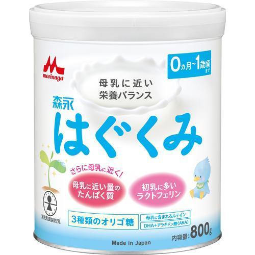 商品特長 「森永はぐくみ」は、母乳に近い量のたんぱく質、 初乳に多いラクトフェリン、3種類のオリゴ糖などを配合し、 栄養成分の量とバランスを母乳に近づけたミルクです。 原材料 乳糖、調整脂肪（パーム核油、パーム油、大豆油、エゴマ油）、ホエイパウダー（乳清たんぱく質）、脱脂粉乳、でんぷん分解物、乳清たんぱく質消化物、カゼイン、バターミルクパウダー、乳糖分解液（ラクチュロース）、ガラクトオリゴ糖液糖、ラフィノース、精製魚油、アラキドン酸含有油、カゼイン消化物、食塩、酵母、L-カルニチン／炭酸カルシウム、レシチン、炭酸カリウム、塩化マグネシウム、ビタミンC、ラクトフェリン、クエン酸三ナトリウム、イノシトール、リン酸水素二カリウム、コレステロール、塩化カルシウム、ピロリン酸第二鉄、タウリン、硫酸亜鉛、ビタミンE、シチジル酸ナトリウム、パントテン酸カルシウム、ニコチン酸アミド、ウリジル酸ナトリウム、硫酸銅、5’-アデニル酸、ビタミンA、イノシン酸ナトリウム、グアニル酸ナトリウム、ビタミンB6、ビタミンB1、葉酸、β-カロテン、カロテノイド、ビオチン、ビタミンD3、ビタミンB12 ※アレルゲン：乳成分、大豆 栄養成分 （100g当たり） エネルギー … 512kcal、たんぱく質 … 10.5g、脂質 … 27.0g、炭水化物 … 57.5g、食塩相当量 … 0.36g、カルシウム … 380mg その他の成分として ビタミンA：410μg、ビタミンB1：0．35mg、ビタミンB2：0．7mg、ビタミンB6：0．3mg、ビタミンB12：1．5μg、ビタミンC：60mg、ビタミンD：6．5μg、ビタミンE：10．0mg、ビタミンK：25μg、ナイアシン：3．5mg、パントテン酸：4．0mg、ビオチン：15μg、葉酸：100μg、亜鉛：3．0mg、カリウム：495mg、セレン：7μg、鉄：6．0mg、銅：0．32mg、マグネシウム：45mg、マンガン：0．03mg、ヨウ素：55μg、リン：210mg、ラクトフェリン：80mg、リノール酸：3．6g、α-リノレン酸：0．4g、アラキドン酸（ARA）：35mg、ドコサヘキサエン酸（DHA）：70mg、リン脂質：320mg、スフィンゴミエリン：50mg、ラクチュロース：500mg、ラフィノース：500mg、ガラクトオリゴ糖：500mg、イノシトール：60mg、L-カルニチン：12mg、β-カロテン：45μg、コリン：55mg、シスチン：185mg、タウリン：20mg、ヌクレオチド：8mg、ルテイン：34μg、塩素：310mg、灰分：2．3g、水分：2．7g 使用上の注意 ●直射日光を避け室温で保存してください。 ●つめかえ用の袋を開ける際は、異物が混入する恐れがありますのでハサミを使用せず手で開けてください。 ●、湿気、虫、ホコリ、髪の毛などが入らないようにフタをしっかりとお閉めください。 ●粉ミルクに湿気や水滴が入ると固まることがありますので、ぬれたスプーンは使用しないでください。 ●専用スプーンを使用した後は洗って乾かし、専用ケースに入れずに衛生的に保管してください。 ●賞味期限（個包装開封前）は箱の側面および、中袋の背面に記載してあります。 ●なるべく早く（1ヵ月以内）使い切るようにしてください。 取り扱い 時の注意 ●においの強いものを入れたり近くに置くと容器に移る場合があります。 ●強い衝撃を与えると破損の原因となります。 ●洗浄（お手入れ）の際は中性洗剤とスポンジクリーナーをご使用ください。 ●消毒は薬液消毒、電子レンジ消毒、煮沸消毒が可能です。 ●薬液消毒が簡単で便利です。電子レンジ消毒、煮沸消毒の際は火傷に十分ご注意ください。 ●高温によって変形破損しますので、食器洗浄機・乾燥機は使用しないでください。 ●耐熱温度は110℃です。煮沸消毒の際は、鍋肌に容器が直接触れると変形の原因となる場合がありますのでご注意ください。 ●煮沸消毒は沸騰後3〜5分間を目安に煮沸してください。 ●薬液消毒、電子レンジ消毒の際は、それぞれの取扱説明書にしたがってご使用ください。 ●火のそばに置かないでください。 ●缶を冷蔵庫に入れたり、冷凍に使用しないでください。 区分日本製：粉ミルク 健康食品 販売元 森永乳業株式会社 お客様相談室　120-369-744 広告文責 株式会社マイドラ 登録販売者：林　叔明 電話番号：03-3882-7477 ※パッケージデザイン等、予告なく変更されることがあります。ご了承ください。