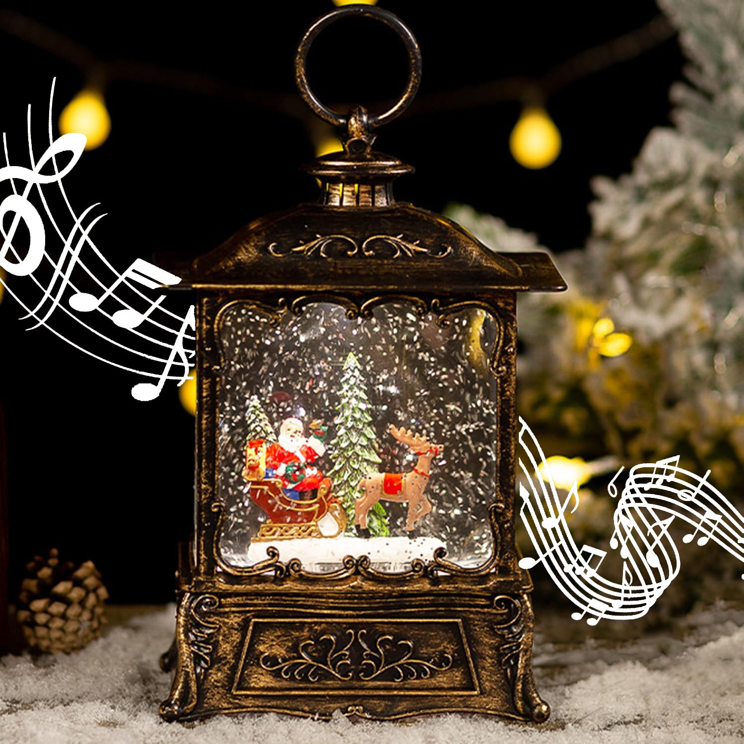 商品名: クリスマススノードーム 提灯型オルゴール サンタさんとトナカイ LEDライト 8曲自動ループ USB＆電池式 卓上クリスマスライト スノーグローブ クリスマス飾り デコレーション -商品説明- アンティーク調の温かみあるデザインが魅力の提灯型スノードームは、クリスマスインテリアとしてお部屋を華やかに彩る人気のクリスマスデコレーションです。 内部にはサンタさんとトナカイ、クリスマスツリーが細部まで丁寧に再現され、LEDライトが優しく灯ることで幻想的なスノーグローブの世界観を楽しめます。スイッチを入れると水流でスパンコールが舞い上がり、まるで雪が降り続くようなキラキラしたクリスマスの風景が広がります。 また、クリスマスソングを8曲収録したオルゴール機能付きで、「ジングルベル」「ウィーウィッシュユーアメリークリスマス」など人気の楽曲が自動ループ再生。光と音の組み合わせで、おしゃれなクリスマス空間を手軽に演出できます。 USB給電と電池式の2WAY仕様で、卓上ライトとしてデスクや棚に置くだけでなく、窓辺に吊るしたり玄関・子供部屋・寝室・オフィスにも飾れる便利なクリスマス置物です。 透明度の高いアクリルを使用し、アンティーク雑貨のような高級感ある仕上がりは、クリスマスプレゼント、冬の季節インテリア、クリスマスコレクションとしても最適です。 おしゃれでレトロ感のある提灯型スノーボールは、家族や子供へのギフトにも選ばれており、冬のデコレーションやXmasシーズンの雰囲気作りにぴったりのクリスマス雑貨です。 特徴 ・透明度の高いアクリル素材とアンティーク加工のフレームで、高級感あるクリスマスインテリアを演出。 ・サンタクロース、トナカイ、クリスマスツリーが立体的に配置された豪華で温かいデザイン。 ・LEDライトの柔らかな光とスパンコールの輝きが美しく、冬の飾り付けに最適。 仕様 ・サイズ：高さ23cm × 幅15cm × 奥行8cm ・電源方式：USB給電（ケーブル付属）／単三電池×3（別売） ・スタイル：アンティーク調 提灯型デザイン ・ライト：LEDライト内蔵 ・素材：アクリル、アンティーク加工樹脂 ・収録曲：Jingle Bellsほか全8曲（自動ループ） 機能 ・LEDライト点灯＋スパンコール自動循環で、幻想的なスノーグローブの雰囲気を再現。 ・「ライト＋スノー」「ライト＋音楽＋スノー」の2モード切替が可能。 ・壁掛け・卓上・窓辺など多彩な飾り方ができる提灯型デザイン。 使用・手入れについて ・曲の順番や音量の調整はできません。音が響く場合は柔らかいマットを敷いてご使用ください。 ・輸送中の静止によりスパンコールが内壁に付着する場合がありますが、使用開始後数時間で自然に離れます。 ・屋外での使用時は電池式を推奨します。 注意事項 ※商品の色はできる限り実物に近づけていますが、ディスプレイ設定や撮影条件により色味が異なる場合があります。ご了承ください。 当店関連キーワード クリスマス スノードーム, クリスマス オルゴール, クリスマス LEDライト, クリスマスインテリア 雑貨, クリスマス デコレーション, クリスマス プレゼント 人気, サンタクロース 置物, トナカイ 置物, スノーグローブ LED, USB式 クリスマスライト, 電池式 クリスマスライト, 卓上 クリスマスライト, アンティーク クリスマス雑貨, クリスマス ギフト 子供, クリスマス ギフト 女性, 冬 インテリアライト, スノーランタン, 光る クリスマス飾り, クリスマス おしゃれ インテリア商品名: クリスマススノードーム 提灯型オルゴール サンタさんとトナカイ LEDライト 8曲自動ループ USB＆電池式 卓上クリスマスライト スノーグローブ クリスマス飾り デコレーション -商品説明- アンティーク調の温かみあるデザインが魅力の提灯型スノードームは、クリスマスインテリアとしてお部屋を華やかに彩る人気のクリスマスデコレーションです。 内部にはサンタさんとトナカイ、クリスマスツリーが細部まで丁寧に再現され、LEDライトが優しく灯ることで幻想的なスノーグローブの世界観を楽しめます。スイッチを入れると水流でスパンコールが舞い上がり、まるで雪が降り続くようなキラキラしたクリスマスの風景が広がります。 また、クリスマスソングを8曲収録したオルゴール機能付きで、「ジングルベル」「ウィーウィッシュユーアメリークリスマス」など人気の楽曲が自動ループ再生。光と音の組み合わせで、おしゃれなクリスマス空間を手軽に演出できます。 USB給電と電池式の2WAY仕様で、卓上ライトとしてデスクや棚に置くだけでなく、窓辺に吊るしたり玄関・子供部屋・寝室・オフィスにも飾れる便利なクリスマス置物です。 透明度の高いアクリルを使用し、アンティーク雑貨のような高級感ある仕上がりは、クリスマスプレゼント、冬の季節インテリア、クリスマスコレクションとしても最適です。 おしゃれでレトロ感のある提灯型スノーボールは、家族や子供へのギフトにも選ばれており、冬のデコレーションやXmasシーズンの雰囲気作りにぴったりのクリスマス雑貨です。 特徴 ・透明度の高いアクリル素材とアンティーク加工のフレームで、高級感あるクリスマスインテリアを演出。 ・サンタクロース、トナカイ、クリスマスツリーが立体的に配置された豪華で温かいデザイン。 ・LEDライトの柔らかな光とスパンコールの輝きが美しく、冬の飾り付けに最適。 仕様 ・サイズ：高さ23cm × 幅15cm × 奥行8cm ・電源方式：USB給電（ケーブル付属）／単三電池×3（別売） ・スタイル：アンティーク調 提灯型デザイン ・ライト：LEDライト内蔵 ・素材：アクリル、アンティーク加工樹脂 ・収録曲：Jingle Bellsほか全8曲（自動ループ） 機能 ・LEDライト点灯＋スパンコール自動循環で、幻想的なスノーグローブの雰囲気を再現。 ・「ライト＋スノー」「ライト＋音楽＋スノー」の2モード切替が可能。 ・壁掛け・卓上・窓辺など多彩な飾り方ができる提灯型デザイン。 使用・手入れについて ・曲の順番や音量の調整はできません。音が響く場合は柔らかいマットを敷いてご使用ください。 ・輸送中の静止によりスパンコールが内壁に付着する場合がありますが、使用開始後数時間で自然に離れます。 ・屋外での使用時は電池式を推奨します。 注意事項 ※商品の色はできる限り実物に近づけていますが、ディスプレイ設定や撮影条件により色味が異なる場合があります。ご了承ください。 当店関連キーワード クリスマス スノードーム, クリスマス オルゴール, クリスマス LEDライト, クリスマスインテリア 雑貨, クリスマス デコレーション, クリスマス プレゼント 人気, サンタクロース 置物, トナカイ 置物, スノーグローブ LED, USB式 クリスマスライト, 電池式 クリスマスライト, 卓上 クリスマスライト, アンティーク クリスマス雑貨, クリスマス ギフト 子供, クリスマス ギフト 女性, 冬 インテリアライト, スノーランタン, 光る クリスマス飾り, クリスマス おしゃれ インテリア