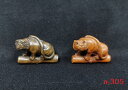 材質：柘植（ツゲ）天然木 寸法：長5.0cmx高4.0cmx幅2.2cm 重約15g 　ストラップ（紐付けしている）状態で発送させて頂きます。また、手の中に持ち遊び、手のツボを刺激し、血液循環を促進します。 　この商品は、一個一個職人さんが手彫りしているため、仕上げた色味、サイズの微差などがございます。ハンドメイドならではの魅力としてお楽しみください。 　木彫り商品は、加工によって天然木それぞれの風合い（色合い小さい木目など）の違いがあります。検品基準をクリアした上出荷していますので、ご安心ください。 　色やサイズがお気に召さないなどの交換、イメージと違ったなどによる返品はお受けできませんのでご了承ください。商品違い、大きな欠陥の場合は、到着後3日以内にご連絡ください。 　注意：モニターの発色具合により、実物と色が異なる場合がございます。