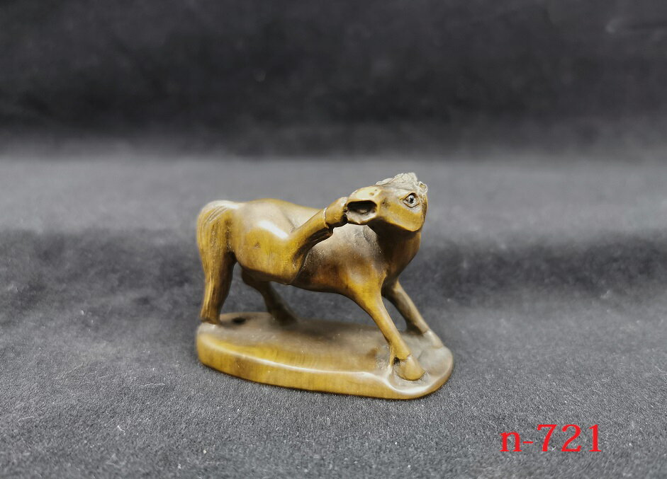 材質：柘植（ツゲ）天然木 寸法：約5.1cmx3.8cmx2.5cm 重：約12g 　ストラップ（紐付けしている）状態で発送させて頂きますが、紐を取って置物としても◎です。また、手の中に持ち遊び、手のツボを刺激し、血液循環を促進します。 　この商品は、一個一個職人さんが手彫りしているため、仕上げた色味、サイズの微差などがございます。ハンドメイドならではの魅力としてお楽しみください。 　木彫り商品は、加工によって天然木それぞれの風合い（色合い小さい木目など）の違いがあります。検品基準をクリアした上出荷していますので、ご安心ください。 　色やサイズがお気に召さないなどの交換、イメージと違ったなどによる返品はお受けできませんのでご了承ください。商品違い、大きな欠陥の場合は、到着後3日以内にご連絡ください。 　注意：モニターの発色具合により、実物と色が異なる場合がございます。