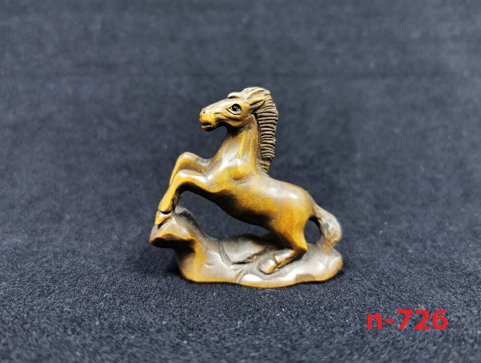 材質：柘植（ツゲ）天然木 寸法：約4.7cmx4.8cmx2.2cm 重：約9g 　ストラップ（紐付けしている）状態で発送させて頂きます。ひもを取って、置物としても◎です。また、手の中に持ち遊び、手のツボを刺激し、血液循環を促進します。 　この商品は、一個一個職人さんが手彫りしているため、仕上げた色味、サイズの微差などがございます。ハンドメイドならではの魅力としてお楽しみください。 　木彫り商品は、加工によって天然木それぞれの風合い（色合い小さい木目など）の違いがあります。検品基準をクリアした上出荷していますので、ご安心ください。 　色やサイズがお気に召さないなどの交換、イメージと違ったなどによる返品はお受けできませんのでご了承ください。商品違い、大きな欠陥の場合は、到着後3日以内にご連絡ください。 　注意：モニターの発色具合により、実物と色が異なる場合がございます。