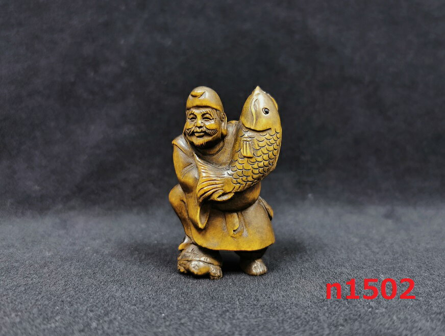 　材質：黄楊　柘植（ツゲ）天然木 　寸法：約高　5.0cmx3.0cmx2.0cm 　重：約12g 　色加工 　置物として立てません 　ストラップ（紐付けしている）状態で発送させて頂きますが、紐を取って置物としても◎です。また、手の中に持ち遊び、手のツボを刺激し、血液循環を促進します。 　この商品は、一個一個職人さんが手彫りしているため、仕上げた色味、サイズの微差などがございます。ハンドメイドならではの魅力としてお楽しみください。 　木彫り商品は、加工によって天然木それぞれの風合い（色合い小さい木目など）の違いがあります。検品基準をクリアした上出荷していますので、ご安心ください。 　色やサイズがお気に召さないなどの交換、イメージと違ったなどによる返品はお受けできませんのでご了承ください。商品違い、大きな欠陥の場合は、到着後3日以内にご連絡ください。 　注意：モニターの発色具合により、実物と色が異なる場合がございます。