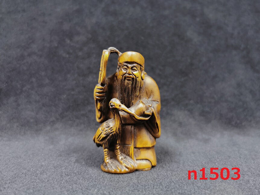 　材質：黄楊　柘植（ツゲ）天然木 　寸法：約高　5.4cmx3.0cmx2.7cm 　重：約18g 　色加工 　 　ストラップ（紐付けしている）状態で発送させて頂きますが、紐を取って置物としても◎です。また、手の中に持ち遊び、手のツボを刺激し、血液循環を促進します。 　この商品は、一個一個職人さんが手彫りしているため、仕上げた色味、サイズの微差などがございます。ハンドメイドならではの魅力としてお楽しみください。 　木彫り商品は、加工によって天然木それぞれの風合い（色合い小さい木目など）の違いがあります。検品基準をクリアした上出荷していますので、ご安心ください。 　色やサイズがお気に召さないなどの交換、イメージと違ったなどによる返品はお受けできませんのでご了承ください。商品違い、大きな欠陥の場合は、到着後3日以内にご連絡ください。 　注意：モニターの発色具合により、実物と色が異なる場合がございます。