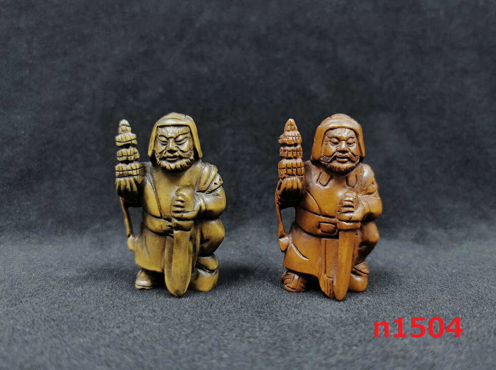 　材質：黄楊　柘植（ツゲ）天然木 　寸法：約高　5.2cmx3.1cmx2.1cm 　重：約13g 　色加工 　 　ストラップ（紐付けしている）状態で発送させて頂きますが、紐を取って置物としても◎です。また、手の中に持ち遊び、手のツボを刺激し、血液循環を促進します。 　この商品は、一個一個職人さんが手彫りしているため、仕上げた色味、サイズの微差などがございます。ハンドメイドならではの魅力としてお楽しみください。 　木彫り商品は、加工によって天然木それぞれの風合い（色合い小さい木目など）の違いがあります。検品基準をクリアした上出荷していますので、ご安心ください。 　色やサイズがお気に召さないなどの交換、イメージと違ったなどによる返品はお受けできませんのでご了承ください。商品違い、大きな欠陥の場合は、到着後3日以内にご連絡ください。 　注意：モニターの発色具合により、実物と色が異なる場合がございます。