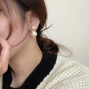 上品で使いやすいパールをあしらったデザインピアス 耳元 両耳 アクセサリー パール 輝き 上品 洗練 輝き ボール パールボール デイリー フォーマル コーデ 日常 お出かけ オケージョン パーティー オフィス 通勤 おしゃれ キレイめコーデ フェミニン