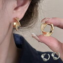 幅広いスタイリングにマッチするねじれフープピアス 両耳用 アクセサリー 上品 小ぶり 大人可愛い 華やか 輝き カジュアル オフィス パーティー 2次会 フォー...