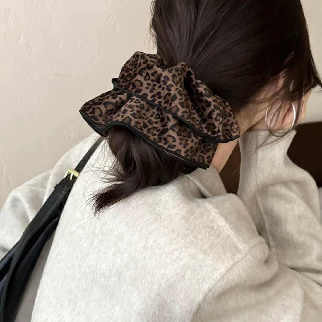 髪に旬のヘアアクセントレオパードシュシュ レオパード柄 ヘアセット シュシュ ボリューム ビッグ おしゃれ ゴム ヘアゴム 滑らか フィット デイリー お出かけ まとめ髪 旬 トレンド 華やか シュシュ アクセサリー 雑貨 レオパード