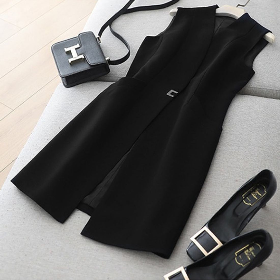 羽織るだけできちんと感を演出ビジューロング丈ジレ 左右ポケット 機能性 ベスト ライターアウター おしゃれ 大人こなれ感 快適 Vネック 上品 キレイめ カジュアル きちんと感 大人カジュアル トレンド 春 韓国ファッション オフィス エレガント