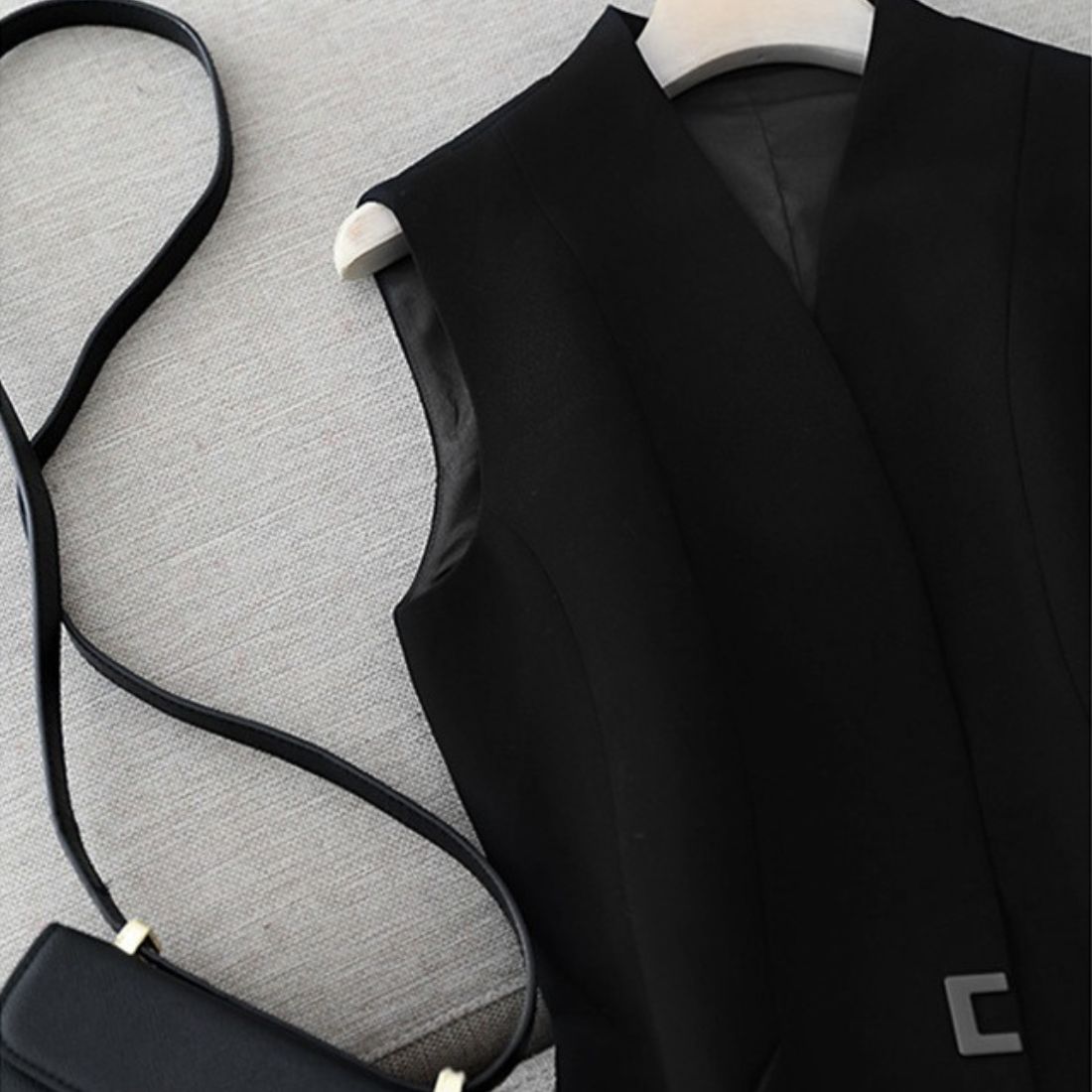 羽織るだけできちんと感を演出ビジューロング丈ジレ 左右ポケット 機能性 ベスト ライターアウター おしゃれ 大人こなれ感 快適 Vネック 上品 キレイめ カジュアル きちんと感 大人カジュアル トレンド 春 韓国ファッション オフィス エレガント