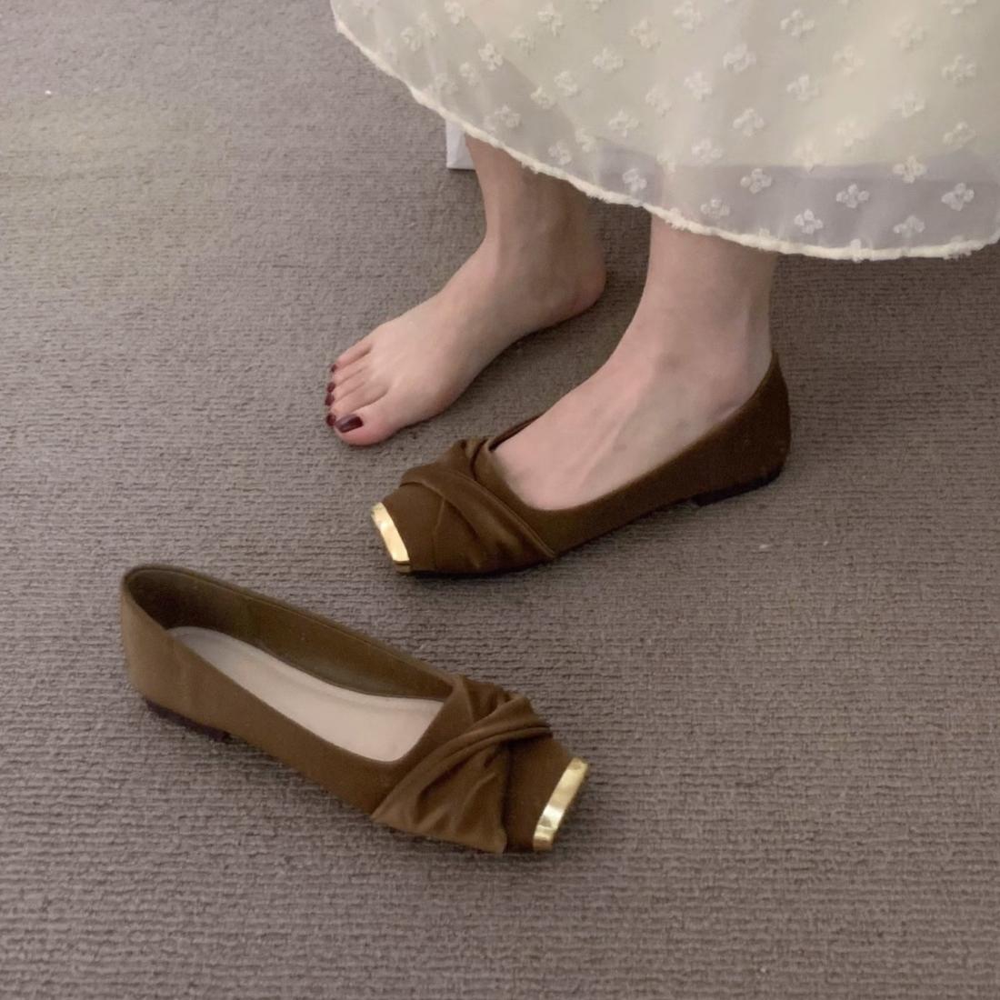 どんなスタイルにも映える上品フラットパンプス シューズ 靴 上品 おしゃれ フラット ヒール0.5cm ゴールド アクセント 輝き 華やか 洗練 オケージョン セレモニー お出かけ オフィス オールシーズン シーズンレス フェミニン 大人カジュアル