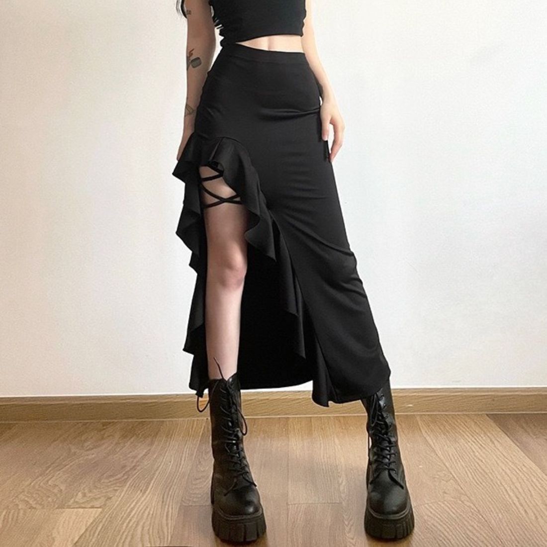 個性派ストラップスリットスカート 秋冬コーデに映えるストラップスカート スリットスカート 大人カジュアル モードスタイル トレンドアイテム きれいめコーデ 着回しコーデ シックコーデ 個性派ファッション ストラップスリットスカート スリット アシンメトリースカート