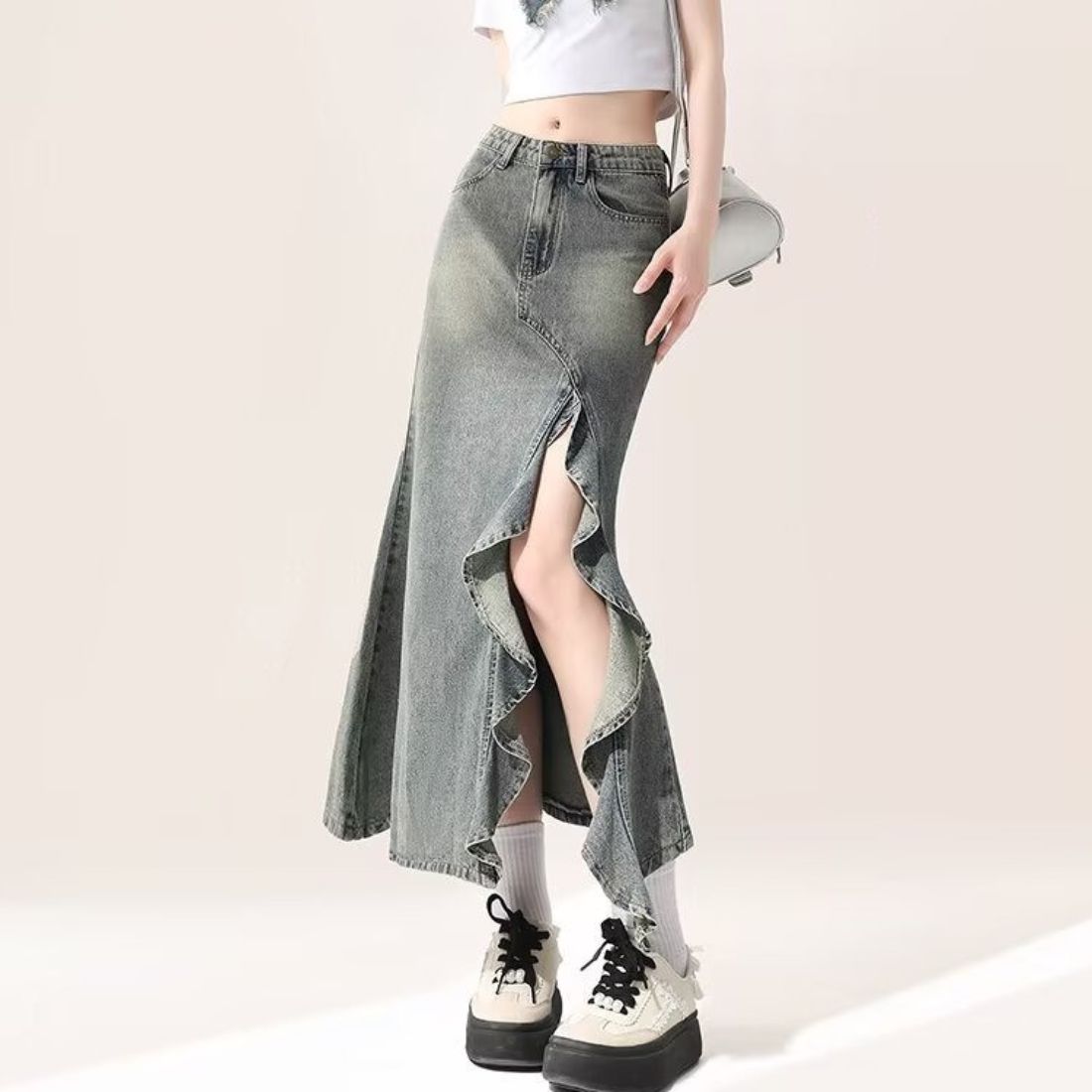 ひらりと揺れるフリルが旬デニムスカート ボトム スカート ロング丈 スリット フレア デニム フェミニン 華やか 上品 キレイめ お出かけ スタイルアップ フリル スタイルアップ ハイウエスト ポケット マーメイドスカート