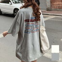 大人のこなれ感を演出する半袖ロゴTシャツ レトロ クルーネック 半袖 プルオーバー 抜け感 おしゃれ 古着風 ロゴT ロング丈 ラフ トレンド ゆったり感 ルーズ リラックス カジュアル カジュアル トレンド ドロップショルダー トップス バックロゴ
