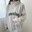 幅広いコーデを楽しめるオーバーサイズドロップショルダーハーフジップスウェット ヴィンテージサークルロゴ 長袖 夏 トレーナー トップス スポーツ カジュアルコーデ カレッジスタイル デイリーユース シンプル ママコーデ