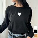ベーシックフォルムにハートのアクセントが大人可愛いラウンドネックトップス カットソー 長袖Tシャツ フィット 夏 インナー レイヤードスタイル カジュアルコーデ シンプル ワンポイントTシャツ シャツ スポーツ ルームウェア