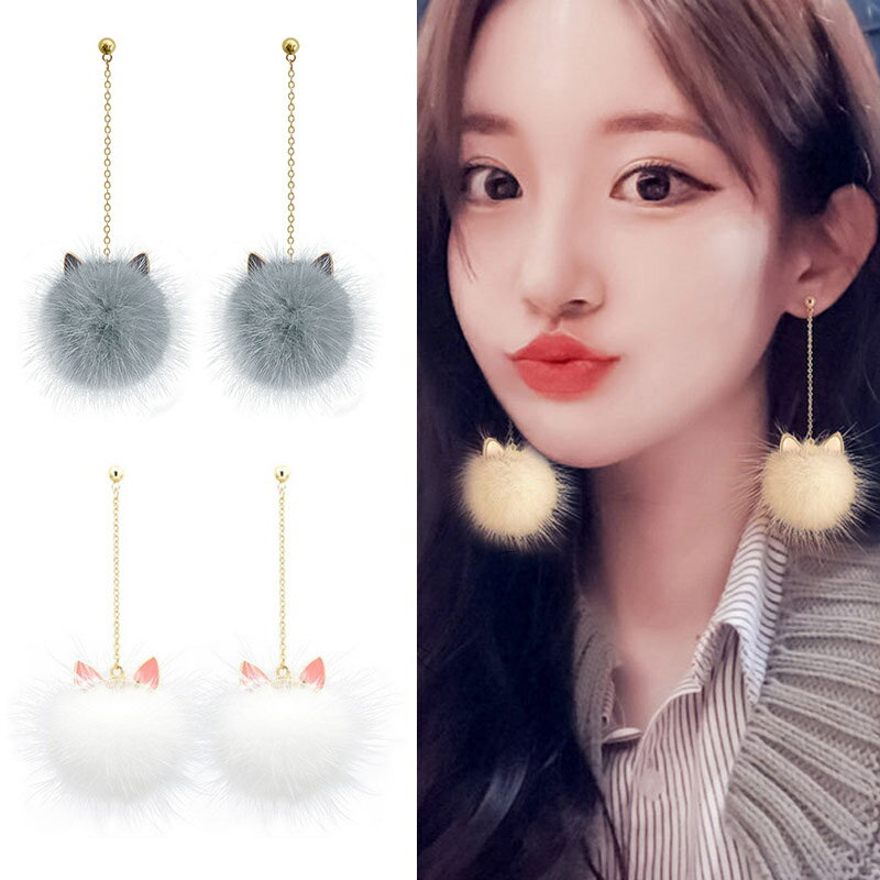 ふわふわ揺れる、リアルミンクの猫耳ファー。思わず触れたくなる、大人の愛されロングピアス。