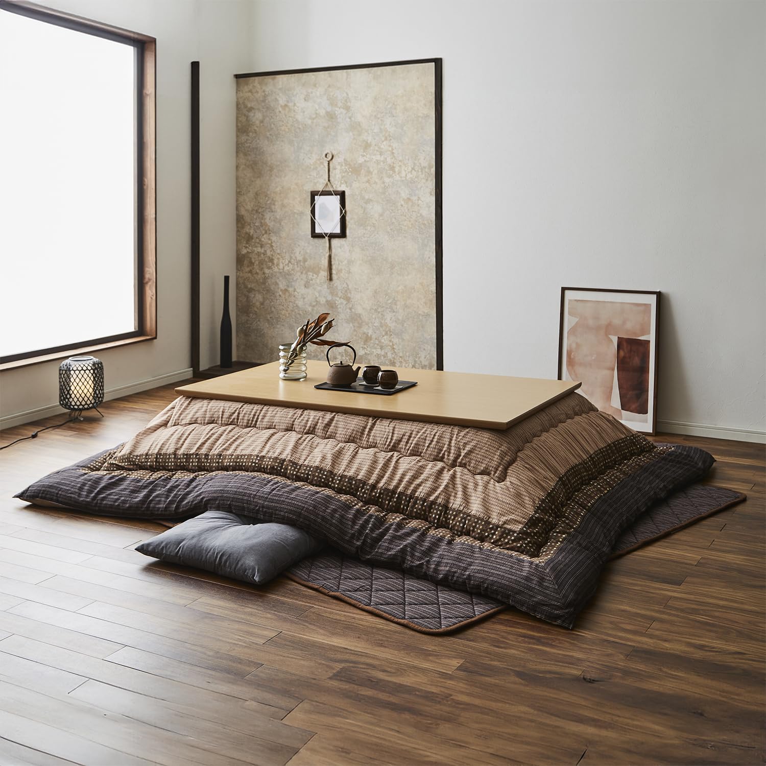 ・サイズ:約205×345cm・本体重量:約6kg・素材:表地=綿100%【しじら】 裏地=ポリエステル100% 中材=ポリエステル100% 3.6kg・原産国:掛け=日本製(側=中国製 製品加工=日本) 敷き=中国製商品紹介 ロングセラーのしじら織のこたつ布団です。べとつかず肌触りの良いしじら織で和室にも洋室にも合うデザインに仕上げました。部分暖房のこたつは電気代もお得です。 より ●ロングセラーのしじら織のこたつ布団 ●べとつかず肌触りの良いしじら織で和室にも洋室にも合うデザインに仕上げた ●部分暖房のこたつは電気代もお得 ご注意（免責）＞必ずお読みください ●40℃以下の水温で弱い手洗いで洗濯してください。(洗濯機は使用できません。)干し方=日陰のつり干しがよい。