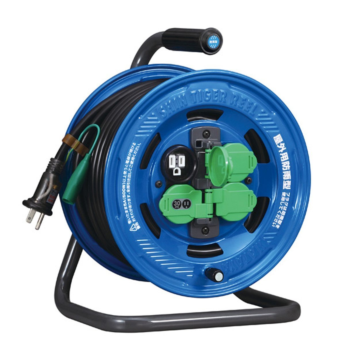 ・電線仕様(種別・太さ×心数):VCT 2.0・×3心、製品定格:125V・5A・コンセント定格:2P・15A・125V 接地付、コンセント数:2P(接地付)×4個・質量:7.3kg、コード長さ:30m、サイズ:H350×W275×D215mm・その他特長:2P/2P接地付兼用フキュートビプラグ、コンセント防雨キャップ、パイロットランプ内蔵、プラグカッパー1個付属、プラグカッパー収納ボックス・【特徴】防雨コンセント4個付、シンタイガーリールの防雨型。防雨型プラグ変換カバー「プラグカッパー」を標準装備。Wコンセントを一体モールド成型し内部配線部への水の侵入を防ぐ、防雨型四ッ口コンセントです。コンセント防雨キャップはバネ式なので自動で閉まります。プラグはアースピンのスライドにより2P/2P接地付コンセントのどちらにでも接続できる「フキュートビプラグ」を採用。屋内用プラグを簡単取り付けで防雨プラグに変換できるプラグカッパーが1個付属しており、背面にある収納ボックスにしまうことができます。●防雨コンセント4個付、防雨型シンタイガーリール。 ●屋内用プラグを防雨プラグに変換できるカバー「プラグカッパー」を1個標準装備。リール背面に収納が可能。 ●Wコンセントを2列並列に一体モールド成形。自動で閉まるバネ式防雨キャップなので、閉め忘れによるコンセント内部への水の浸入を防ぐ。