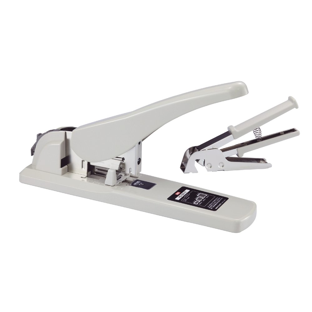 ・本体サイズ:H215×W90×D390mm リムーバ付・質量:2.16kg・最大とじ枚数:170枚・とじ奥行:68mm(最大)・使用針:1210FA-H・1213FA-H・1217FA-H最大170枚までとじれる卓上大型ホッチキスです 170枚の厚さは約12mmです。針足が10mm(1210FA-H使用時30-70枚)と13mm(1213FA-H使用時50-110枚)と17mm(1217FA-H使用時110-170枚)の3種類の針が使えます。装てん中の針足の長さが一目で確認できる窓がついています。とじ奥行きは最大68mmでロック機能付の奥行き調整レバーがついています。針の装てん方法はマガジンスライド方式を採用しています。再生材使用率は60%です。リムーバーが付属ですので針をはずす作業に便利です。 商品名 : マックス 卓上大型ホッチキス HD-12N/17 HD90035