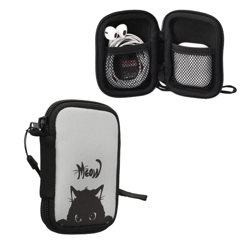 kwmobile in-ear Headphones対応 ケース - イヤホンケース ネオプレン ポーチ 6 x 9 cm Don't touch my headphonesデザイン互換性ː 例えば以下のモデルに対応: Airpods 1, 2, 3, Pro / Sony WF-1000XM4 / Galaxy Buds, Buds 2, Buds Pro, Buds Live / Huawei Freebuds 4i / JBL Tune 230 NC TWS / Jabra Elite 7 Pro, Elite 7 Active, Elite対応。ご購入前にお持ちのモデルのサイズをご確認ください。ネオプレン製シェル: kwmobileのガジェットポーチで、お使いのワイヤレスイヤホンを傷や汚れ、破損から保護しましょうネオプレーン製で撥水性があるため、日常生活でも安心してご使用頂けます。ガジェットケースには内側に2つのポケットが付いており、有線ヘッドフォンやケーブル、鍵などの小物入れにも寸法: このイヤホン用保護ケースの内寸法は6 x 9 cmで、対応モデル以外でもサイズが合う他のイヤフォンやヘッドホンのプロテクションにご使用頂けます。お使いのモデルの寸法をご確認ください。ファスナー式の開閉でしっかりと保護ができるので、持ち運びでも安心です。手をどけて: カバーは怒った顔アイコンが深刻な警告を発する一方で、同時にコミカルでユニーク。大切なあなたのデバイスをしっかりと守ります。製品: 万が一購入商品に不具合がありましたら、弊社カスタマーサービスまでご連絡ください。お問い合わせ内容に応じて代替品交換または返金が可能です。ご安心して購入ください。