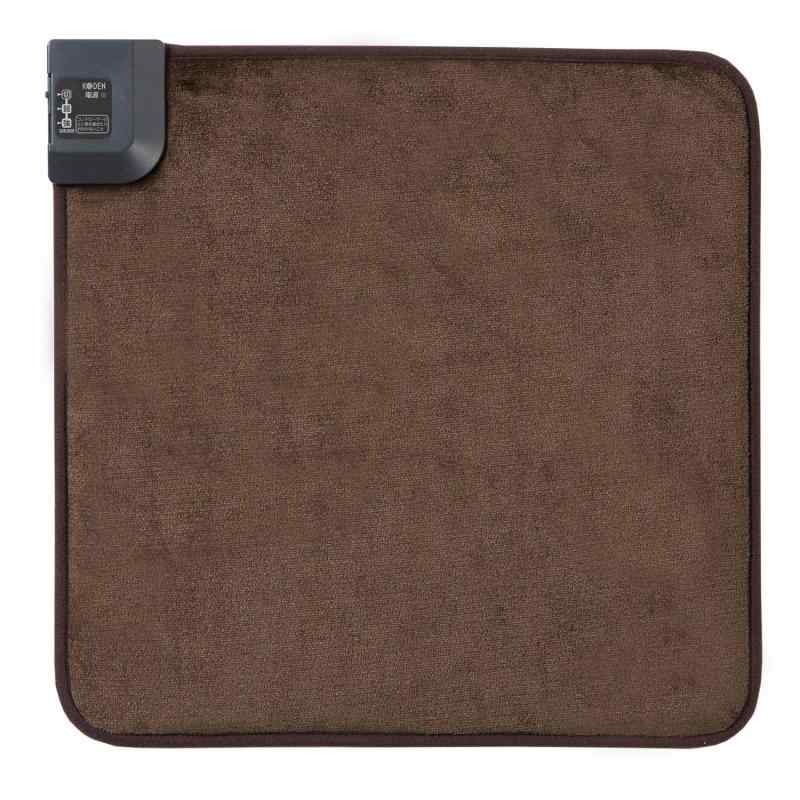 広電(KODEN) ホットマット 電気マット 45×45cm 正方形 フランネル 強弱切替 節電 VWM451K-B【椅子の上やデスクの足元におすすめの45角サイズ】縦横約45cmの正方形サイズとなっております。オフィスの椅子や勉強机の椅子に敷く使用方法や冷えるデスクの足元など様々な場所で使用可能な電気マットです。【ふかふかで肌ざわりが良い】マット本体表面には、ふかふかでなめらかな肌ざわりのフランネル生地を採用しています。ふかふかなので座った時に電熱線を感じにくいので、とても座り心地が良いです。そのため、フランネルのなめらかな肌ざわりをストレスフリーで確かめることができます。【操作が簡単】コントローラーのつまみを動かすだけで「強」と「弱」の二段階で温度調節することが可能です。また、電源をオフにする場合には、つまみを操作し「切」に入れるだけです。つまみを動かすだけで誰でも簡単に操作できるのが特長です。【とっても経済的】この電気マットは弱で使用した場合、1時間あたりの電気代は約0.62円となります。8時間使用した場合でも、約4.96円、1シーズン使用しても約447円と電気代を抑えることができます。1シーズン3か月（90日/1か月30日）、1日に8時間使用。出力を「強」で使用を想定した場合1kWh＝31円（税込、新電力料金目安単価）で算出しておりますが、電力会社との契約や使用環境などにより異なる場合があります。新電力料金目安単価は2023年3月現在の値となります。【高い安全性】本製品は自社検査のPSEマーク認証だけではなく、更に厳しい基準のSマーク認証を取得しています。Sマーク付電気製品は、第三者認証機関によって製品試験及び工場の品質管理の調査が行われている証です。