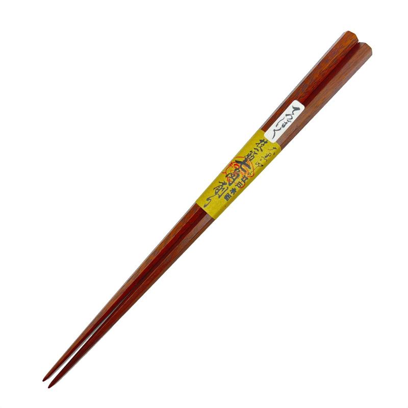 【大黒屋・江戸木箸】七角削り箸　（23.5cm)大黒屋の江戸木箸 「別上 鉄木 七角 大（23.5cm)」です。使いやすさと機能性を追求し、全ての行程を職人が手作業で仕上げました。七角箸は、持った時に3本の指が箸の面に吸い付き、驚くほど手に馴染みます。江戸木箸の心臓部は、喰先一寸（約3センチ）の部分と言われます。この部分が極細で綺麗にピタッと合うため、小さなものも掴みやすくなり食材の切り分けも簡単です。更に、食材の感触を指先にしっかりと伝えてくれるので、食事をおいしく感じられます。お祝い、ギフト、プレゼントにいかがでしょうか？自分に合った箸は、毎日使っているうちにどんどん愛着がわいてくるもの。長く使うちに生じた不具合は、大黒屋にて出来る限りの修理をしてます。毎日のお食事のお供に、長くご愛用頂ければ幸いです。サイズ(cm)1.0×1.0×23.5。形状：七角。材質：鉄木。仕上げ：生漆（透明）のふき漆仕上げ
