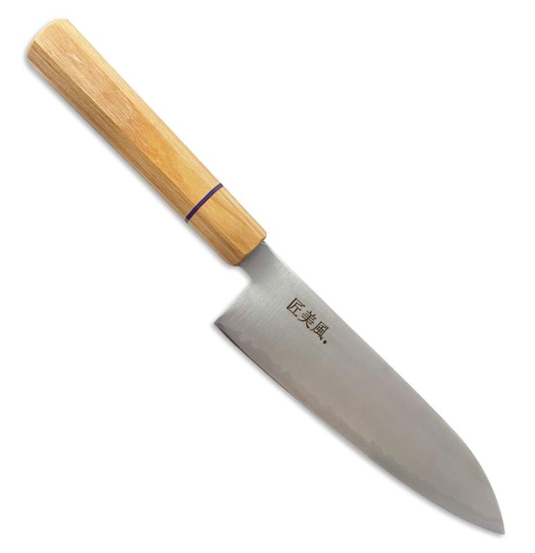 J-kitchens クラシック 三徳包丁 包丁 三徳 180mm 和包丁 日本製・種類：三徳包丁 ・全長：約 33x5x2cm ・刃渡り：約 18cm 商品重量：約 150g ・鋼材：日立 HAP40 ・ハンドル：八角ホワイトウッド「江戸研ぎ」を使用した包丁：・錆びにくく欠けにくい。・柔軟性（ねばり）、耐摩耗性（永切れ）、耐疲労性（へたり）にも優れています。「匠美風」の包丁ができるまで：1.炎を操り、刃に命を吹き込む‥‥火造り鍛造 2.焼入れ・焼戻し作業 3.接合から型抜き 4.江戸研ぎで決まる、比類なき切れ味 5.ハンドルの取付け・研磨作業成形前の段階から鍛造、焼き入れ、戻し、研磨、組み立て、仕上げまで全工程は60以上。特に「江戸研ぎ」の仕上げ研磨作業は、職人の手先の感覚で研いでいく繊細な作業。気が遠くなるほどの経験と研ぎ澄まされた感覚、そして研ぎの一つ一つに心を込めて仕上げられています。「匠の技」が冴え渡る「江戸研ぎ」の包丁。一丁一丁丹誠込めて造り上げています。