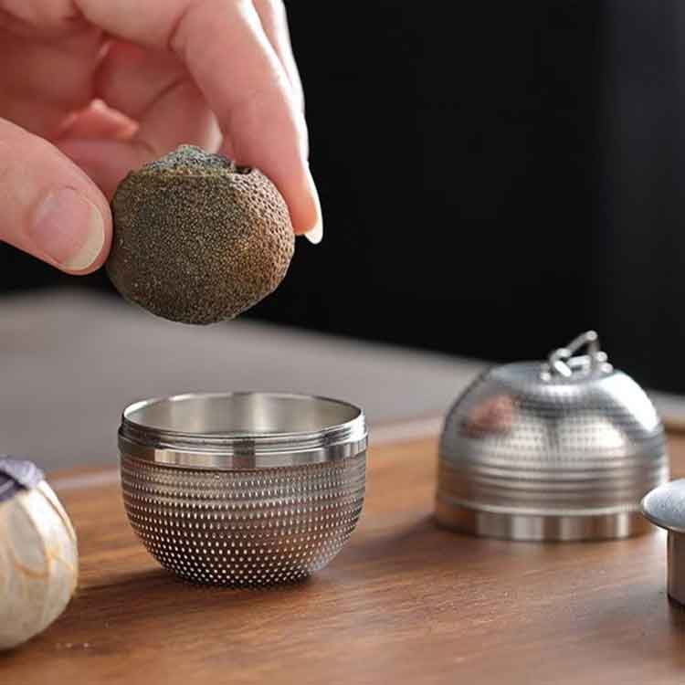Maison Hacciの極細メッシュ 煮出し 茶こしボール お手入れ簡単 トレイ付き マイクロプラスチック対策 茶漉し ステンレス 耐熱性 ティーストレーナー｜アングル2
