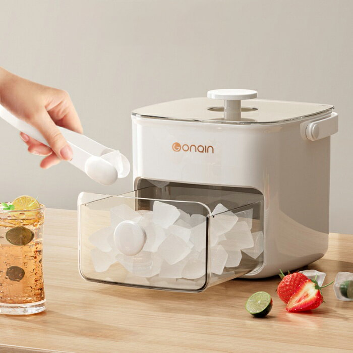 【商品コード】：y220057 【カラー】 ホワイト 商品詳細: 素材:ABS+PP+PET+シリコーン サイズ:15.5*15.5*14cm 密閉フタ付きで衛生的。匂い移りやほこりを防ぎます。 革新的なボタンデザイン、1秒で氷を離します。 一回で大量に作れます・重ね置き可能です。 簡単な操作、簡単な脱型、簡単なクリーニング。 自動製氷機より透明性の高い、美味しそうな氷ができます。 収納に便利・耐低温、長時間保存しても変形せず、触媒しません。 長く使えます・安心安全な食品級素材です。 アイストレイは、アイスキューブを作るだけでなく、フルーツジュース、コーヒー、紅茶など他の液体を凍らせて、ドリンクに風味豊かで爽やかなアクセントを加えるためにも使用できます。 ☆キーワード: 製氷皿 丸氷 アイスボールメーカー 製氷機 製氷ケース 製氷器 蓋付き 高耐久性 柔らかい 取出し簡単 大容量 飲み物 ジュース お茶 お酒氷 家庭用 氷取り出しやすい 冷凍保存 耐久 収納ボックス おしゃれ 密閉 DIYの楽しみをお楽しみ！食品級シリコン製 シリコン 製氷皿 アイスボール 製氷機 蓋付き 取出し簡単 pp材料 キッチン用品 冷蔵庫 製氷器 氷ケース 蓋付き 取り出しやすい 氷スコップ付き 氷入れ容器 氷ボックス おしゃれ 宅飲み 家用 氷作る容器 耐久性 アイストレー お茶 氷モールド DIY ギ 大容量【商品コード】：y220057 【カラー】 ホワイト 商品詳細: 素材:ABS+PP+PET+シリコーン サイズ:15.5*15.5*14cm 密閉フタ付きで衛生的。匂い移りやほこりを防ぎます。 革新的なボタンデザイン、1秒で氷を離します。 一回で大量に作れます・重ね置き可能です。 簡単な操作、簡単な脱型、簡単なクリーニング。 自動製氷機より透明性の高い、美味しそうな氷ができます。 収納に便利・耐低温、長時間保存しても変形せず、触媒しません。 長く使えます・安心安全な食品級素材です。 アイストレイは、アイスキューブを作るだけでなく、フルーツジュース、コーヒー、紅茶など他の液体を凍らせて、ドリンクに風味豊かで爽やかなアクセントを加えるためにも使用できます。 ☆キーワード: 製氷皿 丸氷 アイスボールメーカー 製氷機 製氷ケース 製氷器 蓋付き 高耐久性 柔らかい 取出し簡単 大容量 飲み物 ジュース お茶 お酒氷 家庭用 氷取り出しやすい 冷凍保存 耐久 収納ボックス おしゃれ 密閉 DIYの楽しみをお楽しみ！食品級シリコン製 シリコン 製氷皿 アイスボール 製氷機 蓋付き 取出し簡単 pp材料 キッチン用品 冷蔵庫 製氷器 氷ケース 蓋付き 取り出しやすい 氷スコップ付き 氷入れ容器 氷ボックス おしゃれ 宅飲み 家用 氷作る容器 耐久性 アイストレー お茶 氷モールド DIY ギ 大容量
