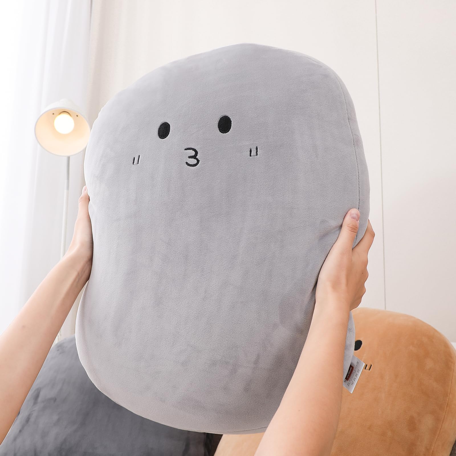 Rakuten - JEMAジェマ クッション もちもちクッション 絵文字 顔文字 抱き枕 楕円型 ふわふわ 可愛い 座布団 リビング 背あて ソファー用 インテリア 枕 おしゃれ 北欧 55×40cm グレー