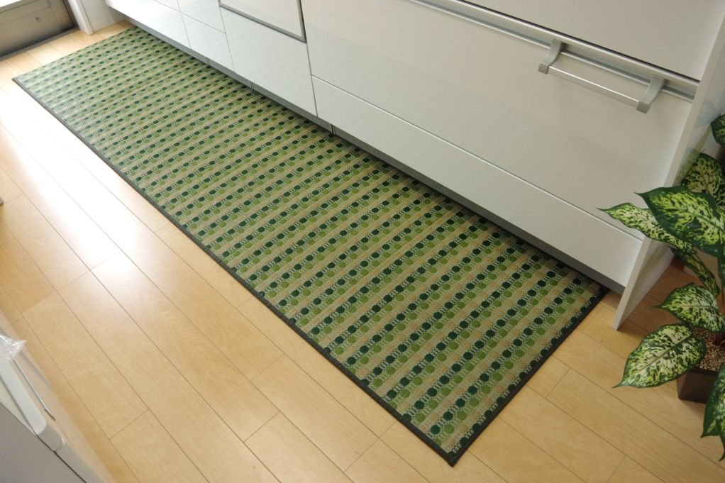 ・サイズ:約60×270cm・原産国:日本製(純国産)・素材:表地=い草(九州産) 裏地=ウレタンフォーム6mm ※紋織 ヘリ=綿85％ 麻15％・洗えません。・裏地にはウレタンフォームを使用しクッション性を持たせています。説明 い草のキッチンマットです。キッチンマットの不満を解消してくれる商品です。 化繊もののキッチンマットと比べ、汚れにくくシミになりにくいです。 小さなゴミでも、ほうきで掃く、掃除機をかけるだけで取り除くことができます。い草自体が持つ油分により汚れを弾くので洗う必要がなく長くご使用いただけます。 裏地にはウレタンフォームを使用しクッション性を持たせています。