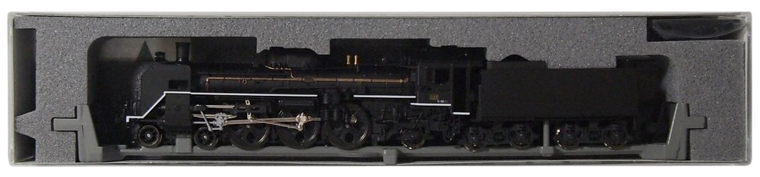 ・対象性別 :男の子・対象年齢 :8歳からKATOのC57、新規金型による全面改良版!! 現行のC62・D51に続く新構造の国鉄形蒸気機関車の新製品。「貴婦人」と称されたC57独特のプロポーションを、表現豊かに再現。急行旅客機の流麗さを再現。C57では最後の製造となった4次形。先端上部を斜めにカットしたデフレクターや、密閉式運転台、船底形テンダーにベアリング軸受けのテンダー台車など、後のC61・C62に続く均整の取れた、3次形までとは一味違うスタイルを再現。走りに定評のあるコアレスモーター搭載動力ユニット。もちろんフライホイール装着で、スムーズで安定した走行を実現。前部ヘッドライトはもちろん点灯。テンダーのライトはダミー。ナンバープレートは選択式。蒸機末期まで活躍した宮崎機関区所属車を中心に、192・195・196 (*注) ・199を選出。テンダーにはアーノルドカプラー標準装備。KATOナックルカプラーが交換用に付属。先頭部用に重連用カプラー、重連用ナックルカプラーが付属。重連運転やバック運転に対応。様々なシーンを再現。 *実車のC57 196は除煙板がいわゆる「門デフ」仕様に改造されていました。 (.co.jpより)