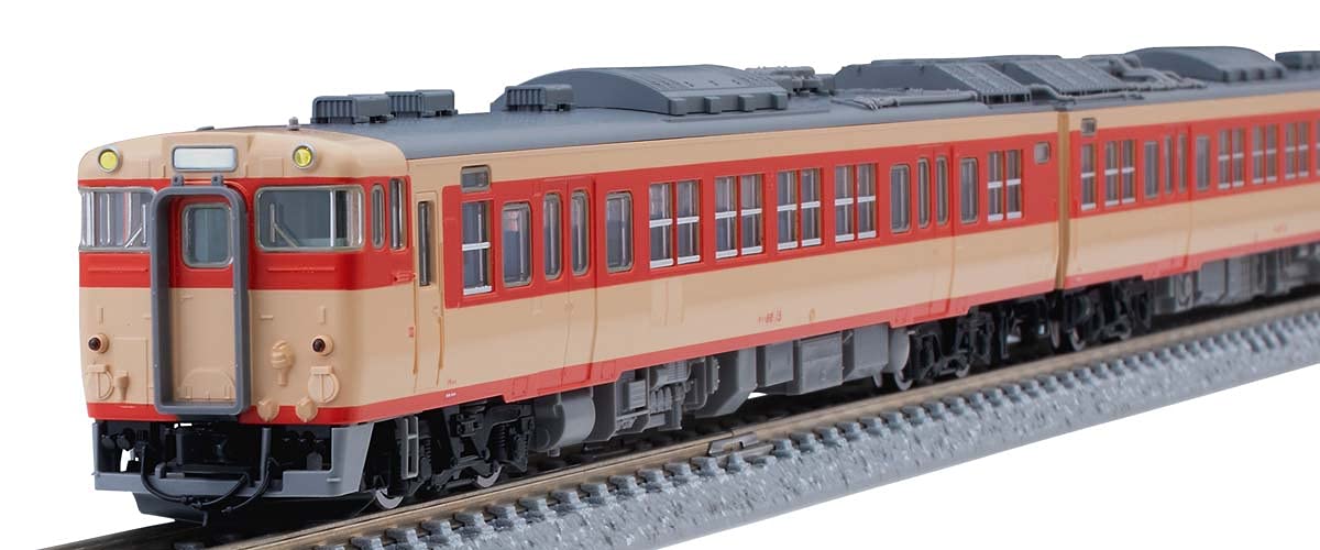 ・九州色で製作したポンプ付きの屋根を採用。・JR九州承認申請中ハイグレード (HG)仕様。 急行色で屋根上に冷却水循環ポンプを増設した姿を再現。 循環ポンプや一部配管別パーツ化で、細密感と重厚感を再現。 ヘッド・テールライト、前面表示部は常点灯基板装備、ON-OFFスイッチ付。 ヘッド・テールライト、前面表示部は白色LEDによる点灯。 ヘッドライトはカラープリズムの採用により電球色に近い色で点灯。 前面表示部は交換式で印刷済みパーツ「急行」「 (白地)」を付属。 車番は選択式で転写シート付属。 フライホイール付動力、新集電システム、黒色車輪採用。 M-13モーター採用。 TNカプラー (SP)装着済み。 ※鉄道模型はレールより給電するシステムです。走行、発光、点灯する場合でも電池は使用しません。 ※本製品に電池は含まれません。 ※本製品に燃料は使用しません。 ※本製品に燃料は含まれません。 ※本製品に塗料は含まれません。