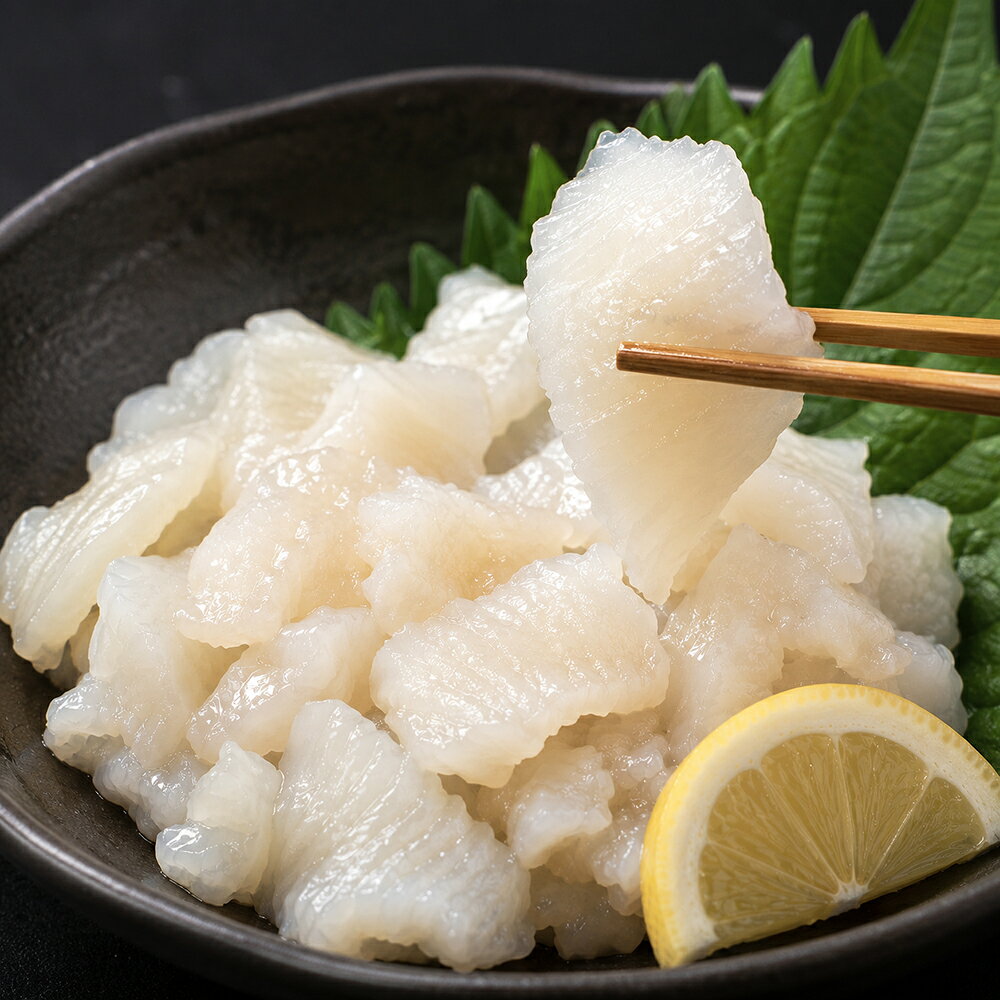 寿司ネタ用の製品を製造する際に出た切れ端を集めました。 その為、形は不揃いですし、細かい物も混ざります。 ですが、品質は本製品と何も変わらず、しかもお安くなっております。 生食可能です。刺身、海鮮丼、サラダ、カルパッチョ等でお召し上がり下さい。 一般的にスーパーではなかなか売っていない、「えんがわ」。 アブラカレイのえんがわは、回転寿司等で食べられているアブラカレイよりも高級です。 濃厚な脂のりと旨み、特有のコリコリとした食感がえんがわの特徴。大人もお子様も大好き！お刺身用の新鮮なえんがわをご家庭でも気軽にお楽しみ頂けます。 【「アブラカレイ」ってどんなカレイ？】 烏のように全身が黒いため、「アブラカレイ」と呼ばれています。 カレイの中でも脂のりが抜群に良く、身の部分は煮付け、フライ、干物等に適しています。 解凍時に水分が出るので、水気をきってご使用下さい。 商品情報 品名 エンガワ 内容量 500g