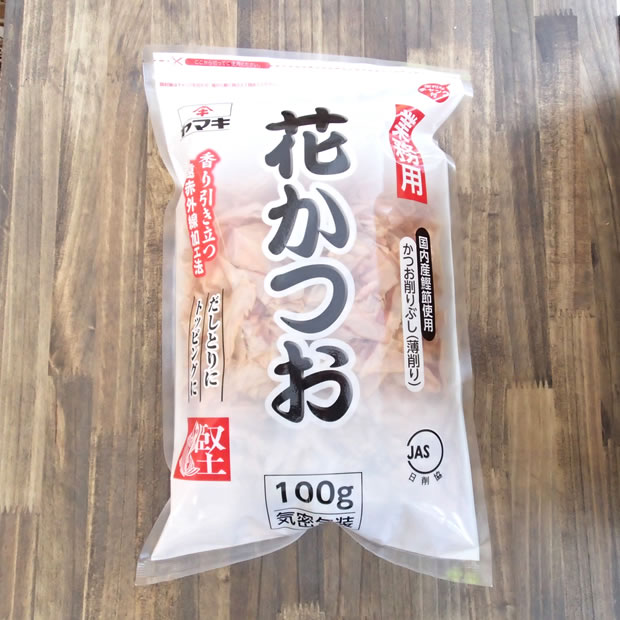 内容量 100g 保存方法 常温品 賞味期限 2ヶ月以上 原材料名 かつおのふし　　 製造者 ヤマキ(株)　愛媛県伊予市国産　かつお削りぶし！ だしの他にも、お漬物、和えもの、おひたしなどにふりかけて。冷奴、大根サラダ、焼きうどん、スパゲティなどにも。