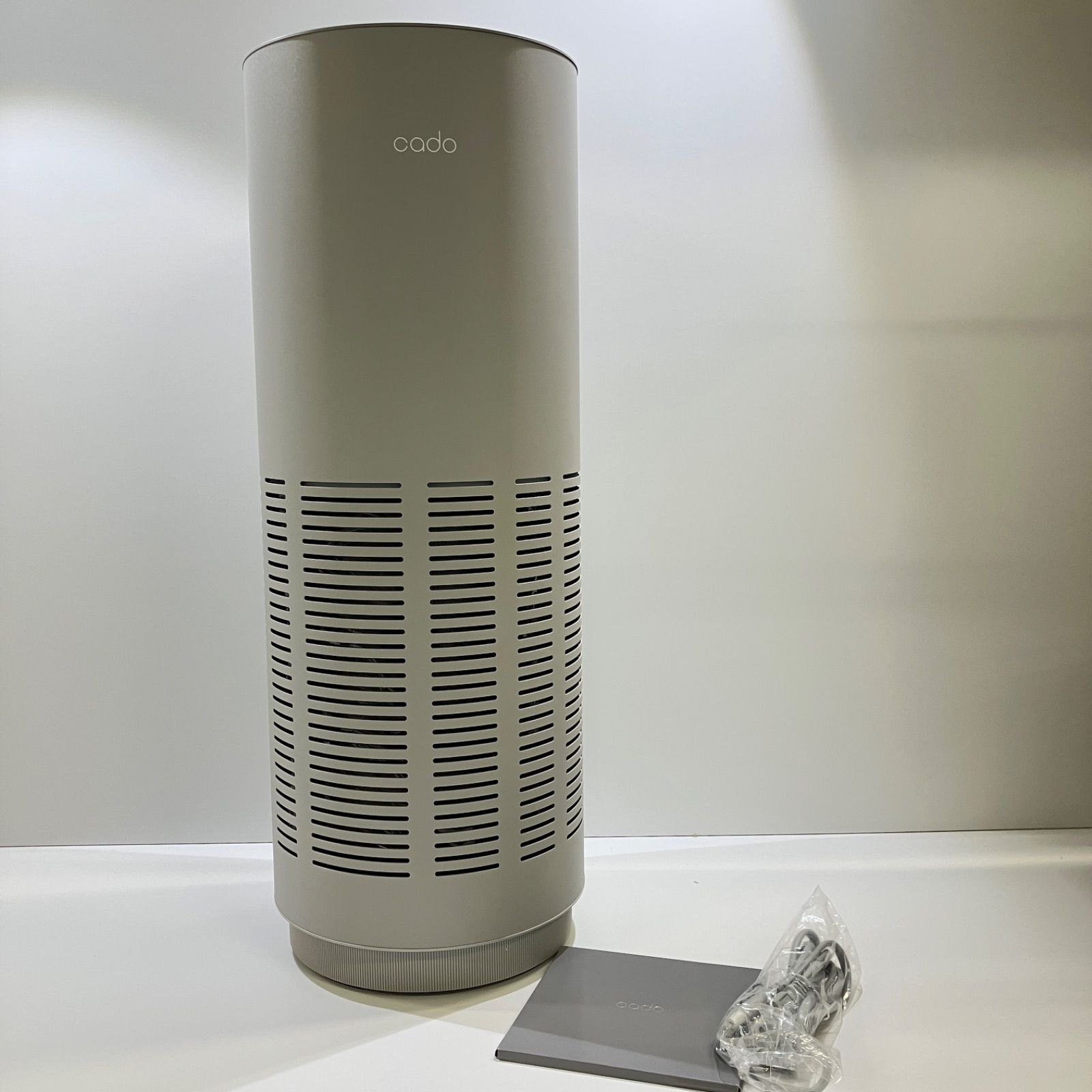 【商品名】 cado（カドー） 空気清浄機 LEAF 320i （AP-C320i） 【商品の状態】 状態ランク：B（多少使用感のある商品） 【商品説明】 スタイリッシュな円筒形デザインと高い空気清浄能力、さらにWi-Fi対応でスマートフォンとの連携も可能なcado（カドー）の人気空気清浄機「LEAF 320i AP-C320i」です。多少の使用感は見受けられますが、通常のご使用には問題なくお使いいただけます。詳しい状態や付属品につきましては、掲載画像をご確認ください。 【商品の状態について】 商品の状態につきましては、掲載画像にて詳細をよくご確認いただけますと幸いです。万が一、掲載画像と現物に重大な相違がある場合には、お手数ですが評価前にご連絡ください。迅速かつ誠意を持って対応させていただきます。 【注意事項】 沖縄県や離島からの購入はご遠慮ください。 発送の際は、破損や水濡れがないよう丁寧に梱包して発送いたします。 【発送・その他】 発送元地域：東京都 発送までの日数：2〜3日以内に発送 発送方法：日本郵便 または 佐川急便 即購入OKです。 #cado #カドー #LEAF320i #空気清浄機 #インテリア家電 #家電 商品ID：AC 1941050
