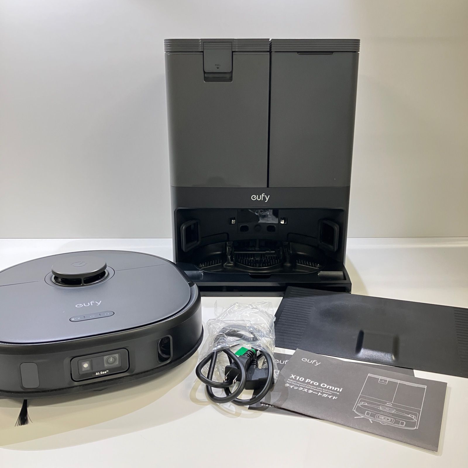 【商品名】 Anker（アンカー） Eufy X10 Pro Omni ブラック（T2351511） 【商品の状態】 状態ランク：B（多少使用感のある商品） 【商品説明】 Ankerの人気オールインワンロボット掃除機「Eufy X10 Pro Omni」です。 強力な吸引清掃と加圧式水拭き機能に加え、自動ゴミ収集やモップの自動洗浄・乾燥までこなすハイスペックモデルです。多少の使用感は見受けられますが、通常のご使用には問題なくお使いいただけます。詳しい状態や付属品につきましては、掲載画像をご確認ください。 【商品の状態について】 商品の状態につきましては、掲載画像にて詳細をよくご確認いただけますと幸いです。万が一、掲載画像と現物に重大な相違がある場合には、お手数ですが評価前にご連絡ください。迅速かつ誠意を持って対応させていただきます。 【注意事項】 沖縄県や離島からの購入はご遠慮ください。 発送の際は、破損や水濡れがないよう丁寧に梱包して発送いたします。 【発送・その他】 発送元地域：東京都 発送までの日数：2〜3日以内に発送 発送方法：日本郵便 または 佐川急便 即購入OKです。 #Anker #アンカー #Eufy #ユーフィ #ロボット掃除機 #自動掃除機 #水拭き #家電 商品ID：AC 1947172