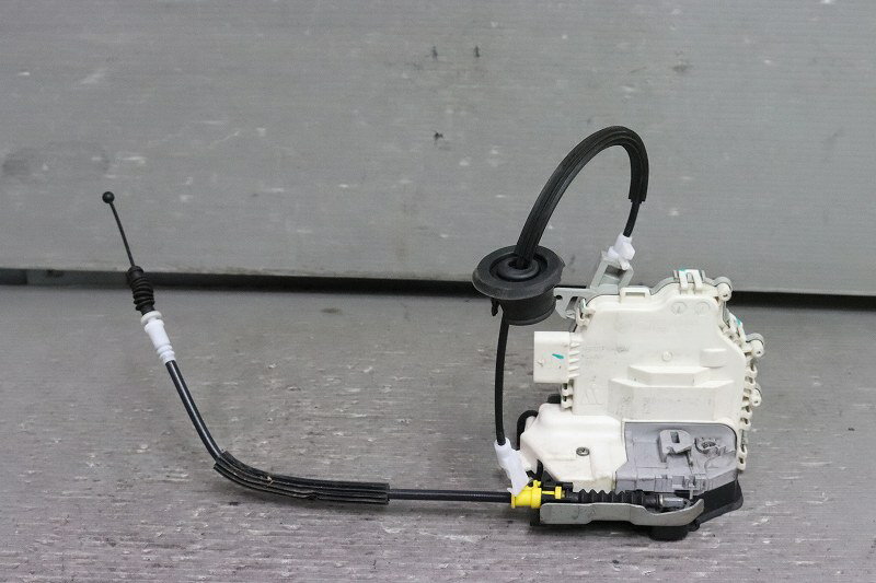 アウディ A4 アバント 右H Audi 前期 (8KCDH 8K) 純正 左 リア ドアロックアクチュエーター 左後 JA6-8K0.839.015.C p043428 中古20240219