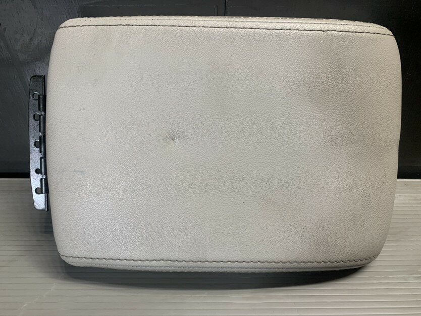 スバル レガシィ アウトバック 2.5i C型 前期(BP9 BP9C5TL MHH) 純正 センターコンソールのフタ p051732 中古20250111